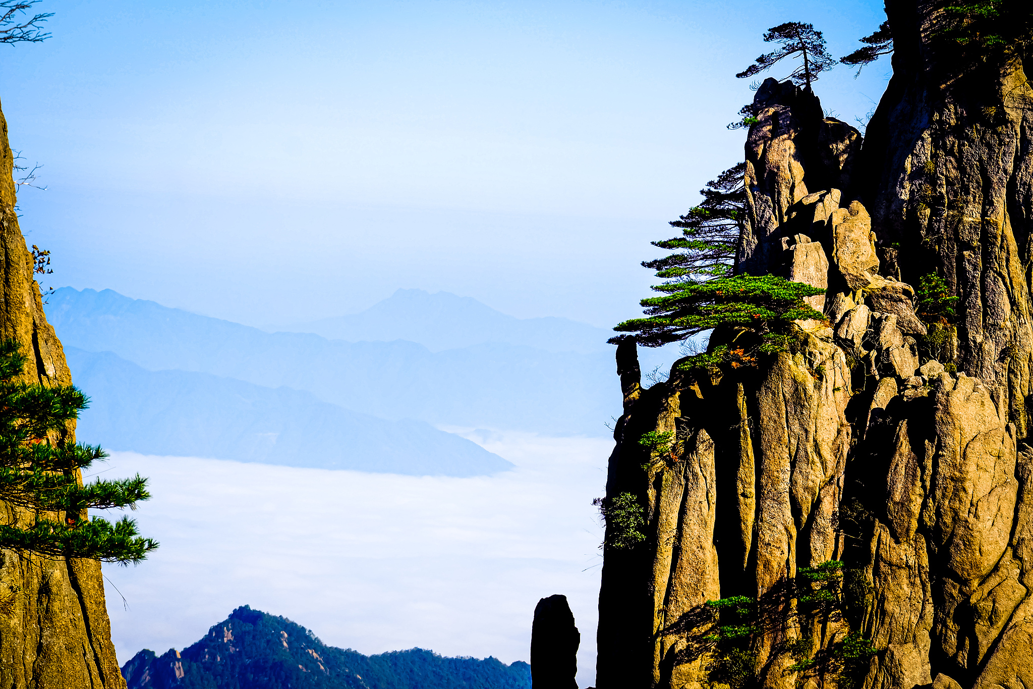 黄山美景描写的句子：奇峰云海，如诗如画