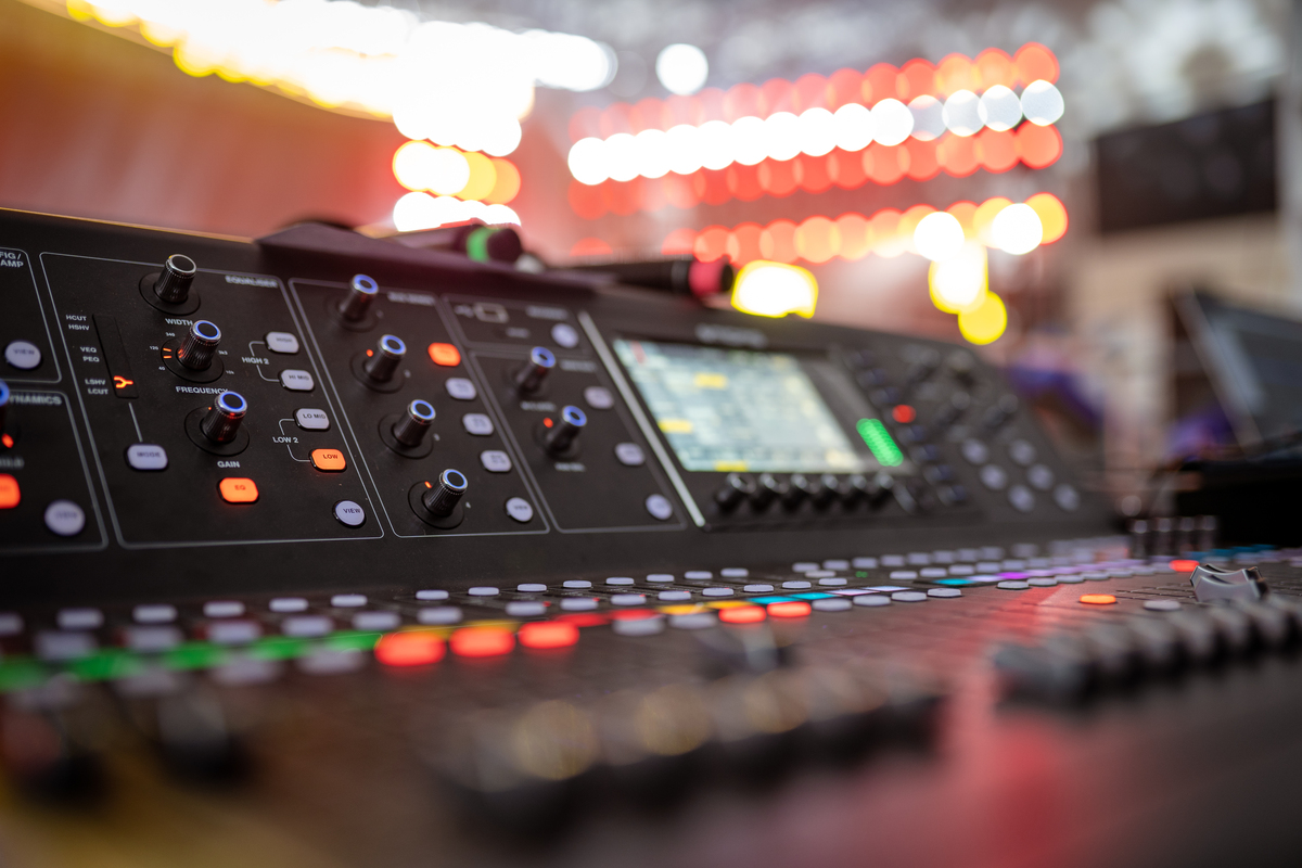 以音乐与技术：音乐如何受到技术的影响？为题写一篇700字文章