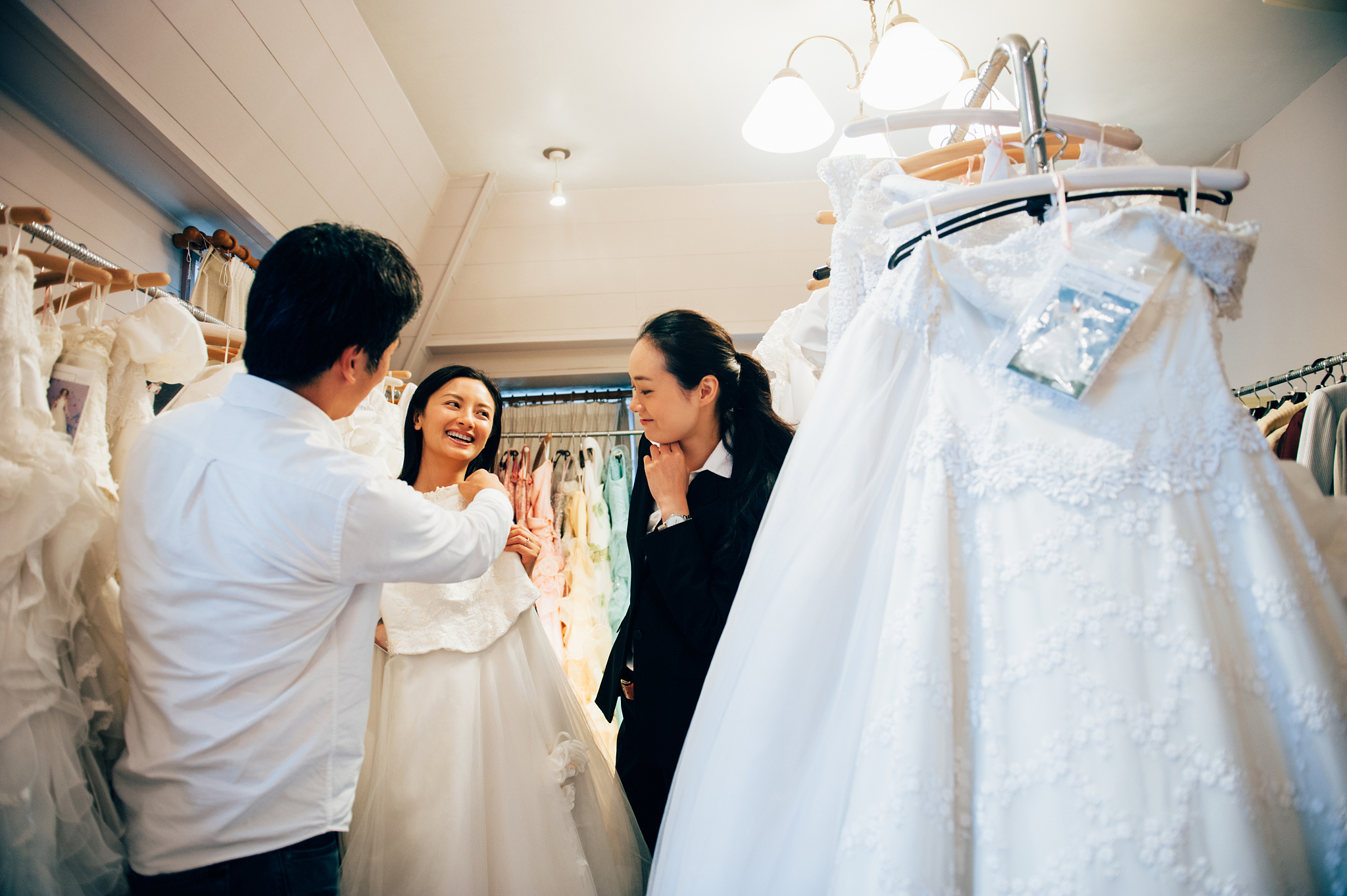 一个女孩站在婚纱店在的图片什么意思回答加拓展。