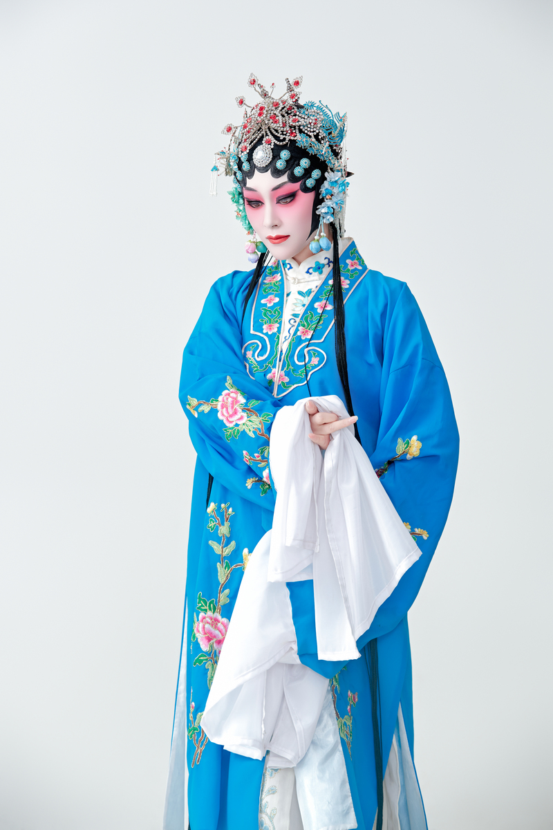青衣是中国戏曲的国宝,由女演员在京剧和昆曲中扮演这