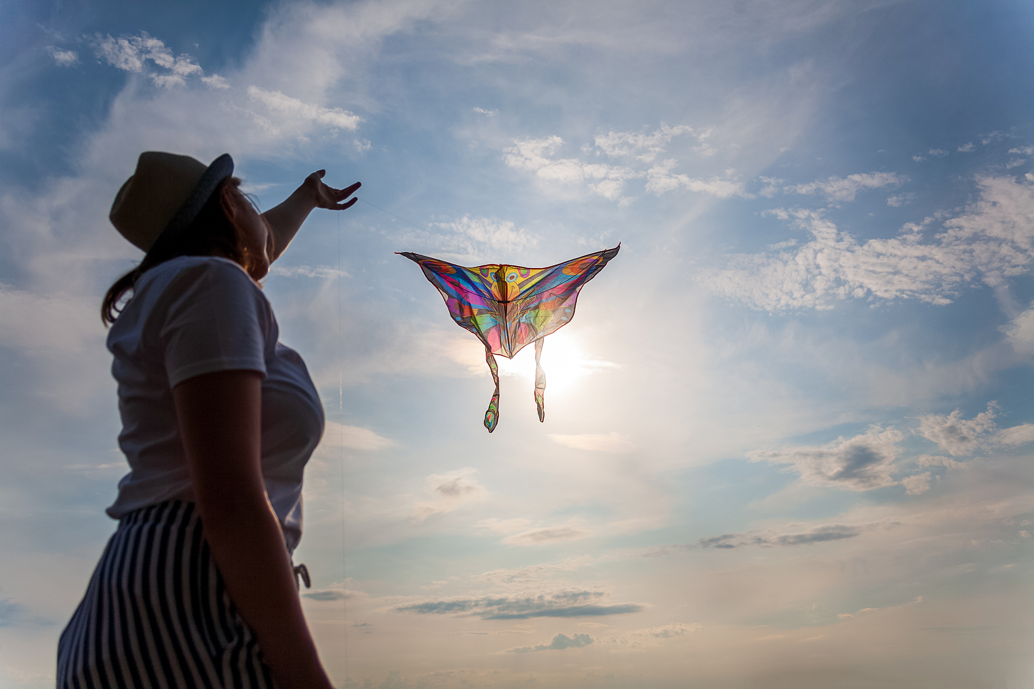 kite in hand against the blue sky in summer, flying kite launchi