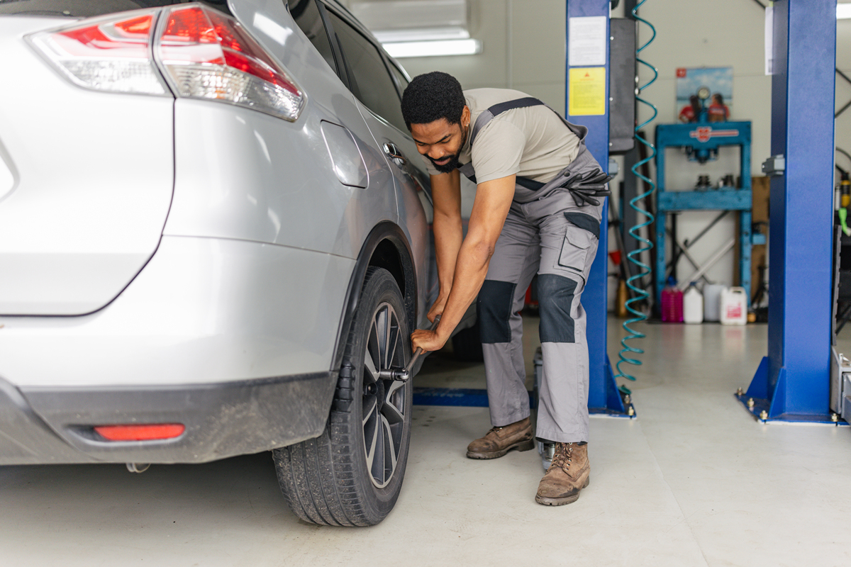 天津男生学汽车整形专业：优势、就业前景及发展方向