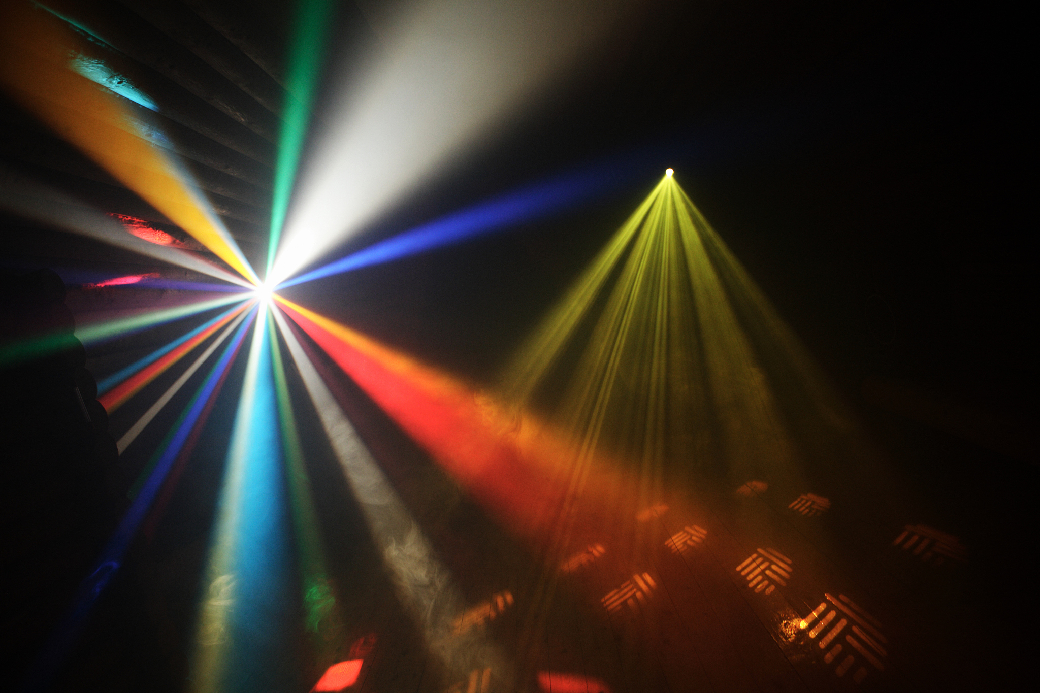 如果—种灯光的唯—目的就是产生反射那正确的方法是什么 A采用中间方向性值 B使用中等强度值使场景更亮 C使用低强度值以免影响其余照明 D将源定位在靠近主题的位置