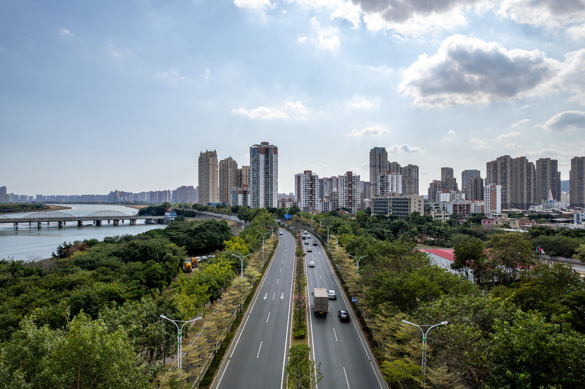 城市主干道旁边的绿化带和城市住宅楼