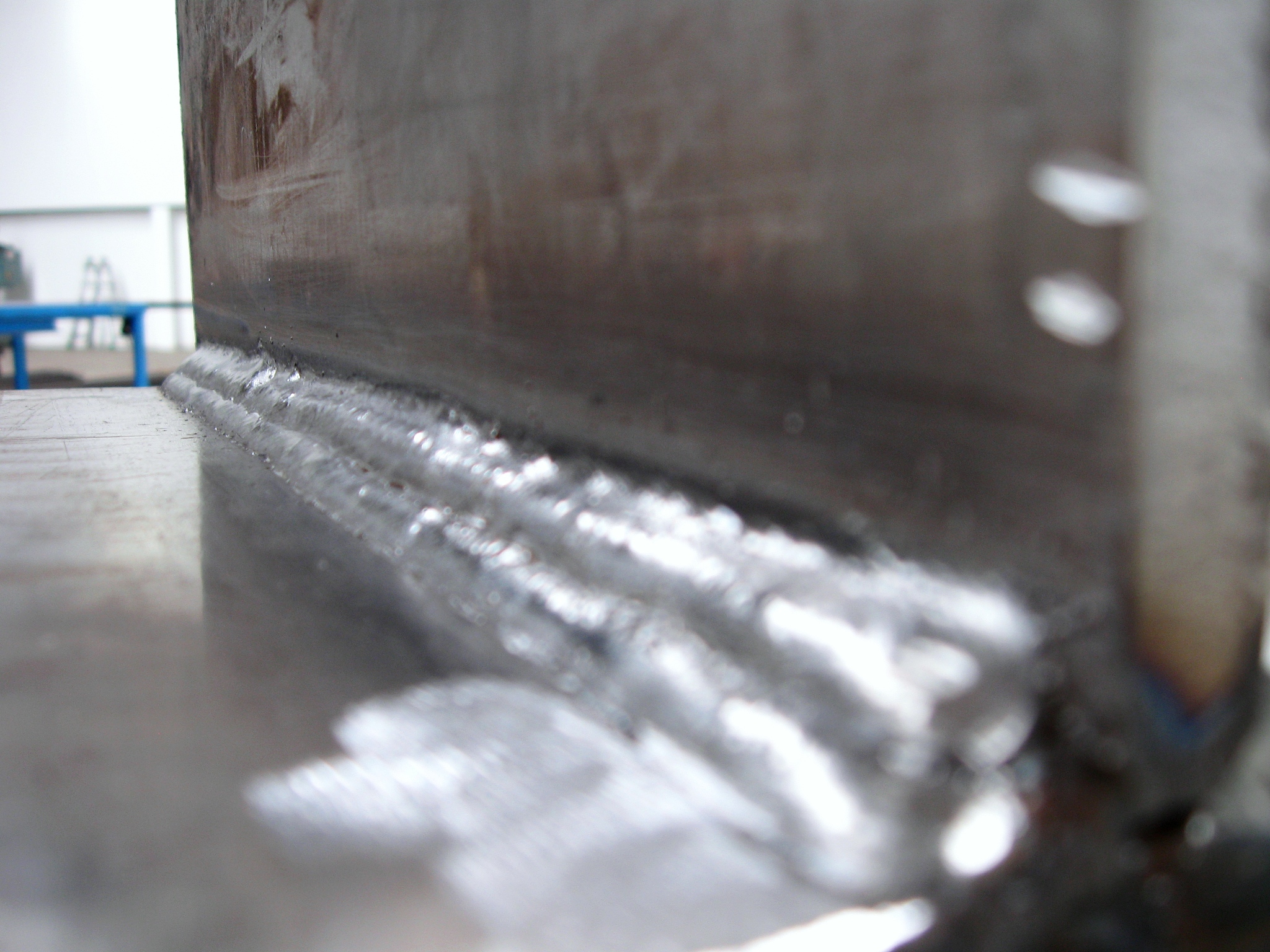 使用过去式。According to the report the replaced steel plate area and thickness in the damaged area were 80063013mm We also learned about the repair situation on-site and collected the certificates of