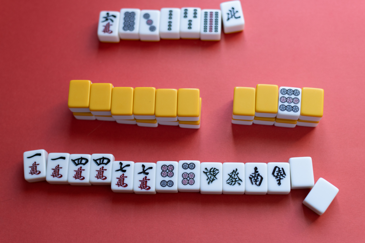 我想跟你玩麻将游戏。请你模拟给我随机发14张牌并告诉我此时打出那张更好