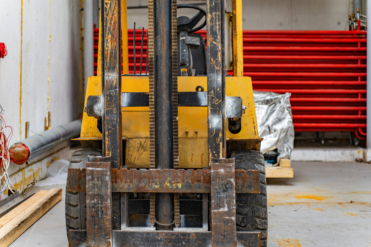 万象通达物流设备：叉车、输送机等常用设备及电机类型详解