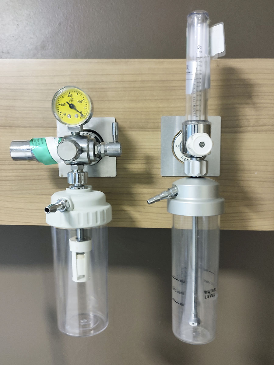 请翻译23日往碱液罐里新加了一灌车碱液后碱液罐的压力液位计显示液位为5米