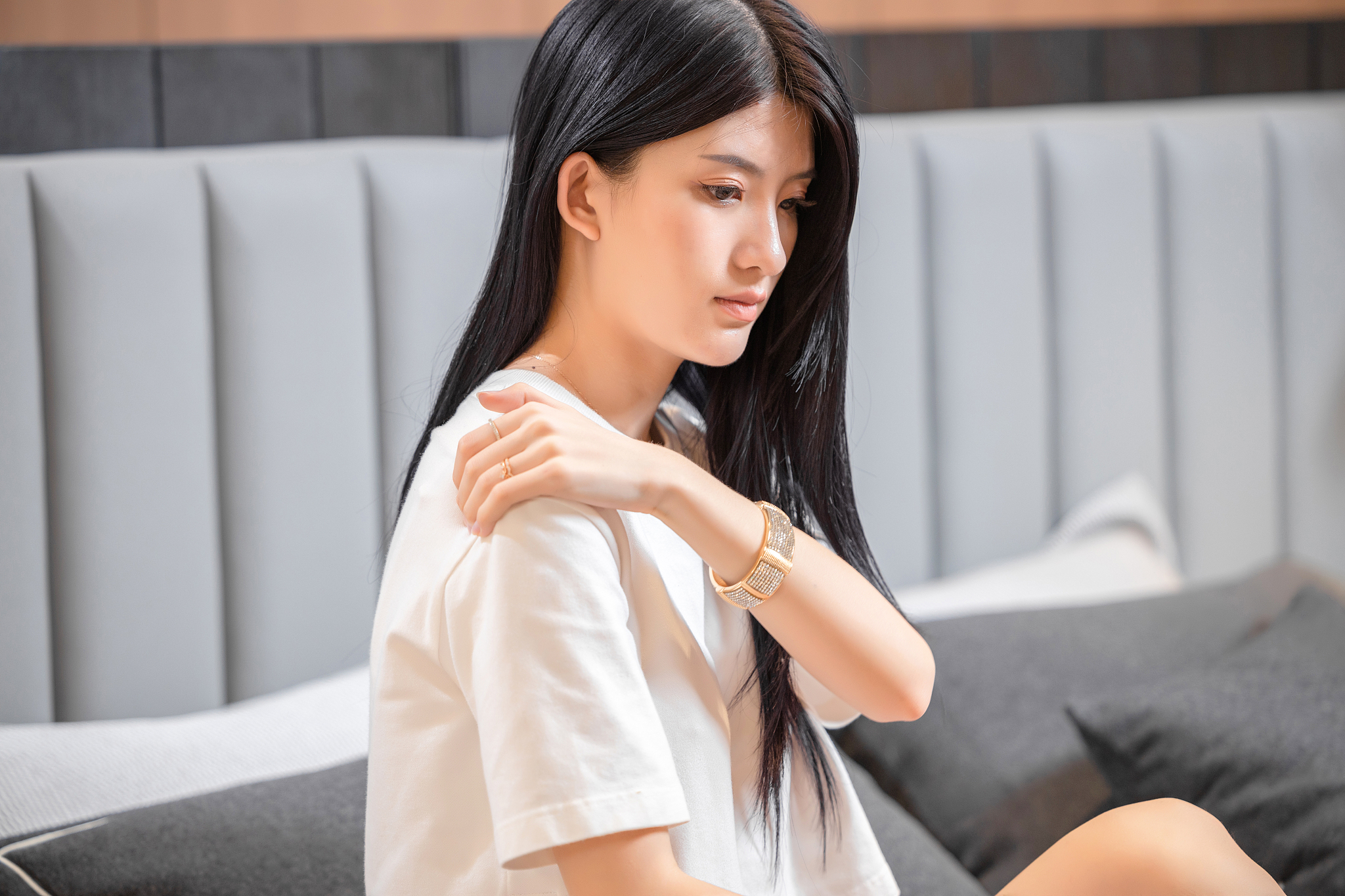 坐在床上,<strong>感觉</strong>肩膀疼痛的女孩