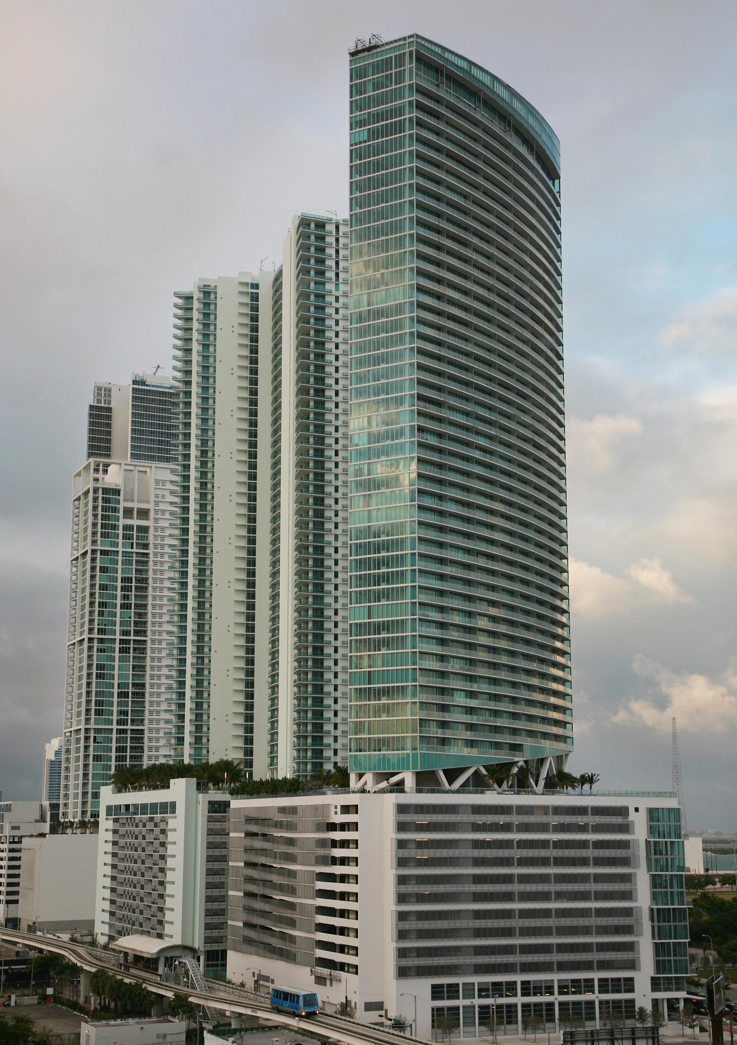 老六是越南人出生在河内是资深的金融分析师有多年伦敦金融中心工作经验现回国服务越南股市从专业经历取得的成就等方面写一段关于老六的特色简介