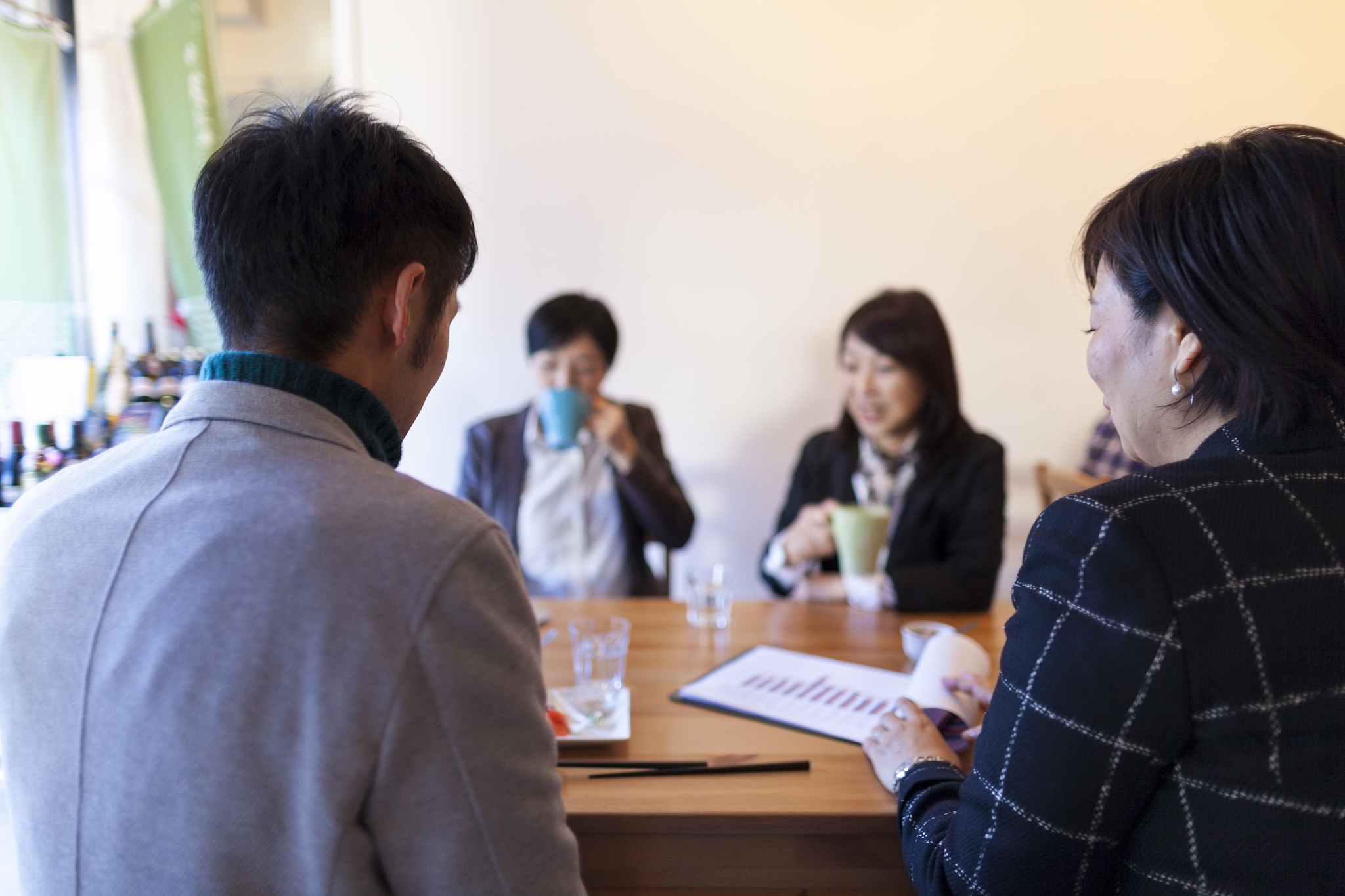groupf of businesspeople meeting in cafe