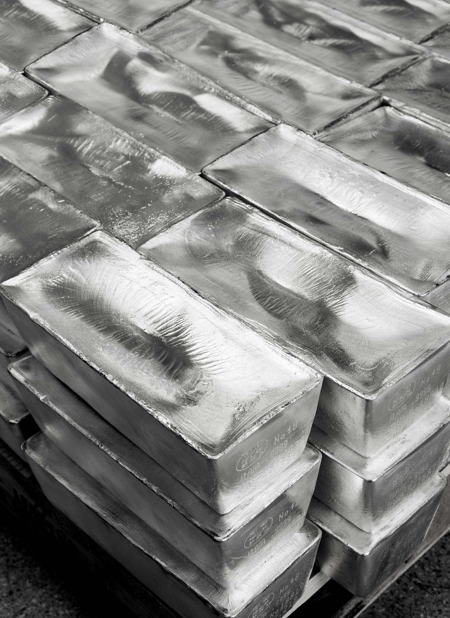 请将以下内容灵活、准确地翻译成英语：方案待选方案一：岩棉钢板方案二：铝制复合板