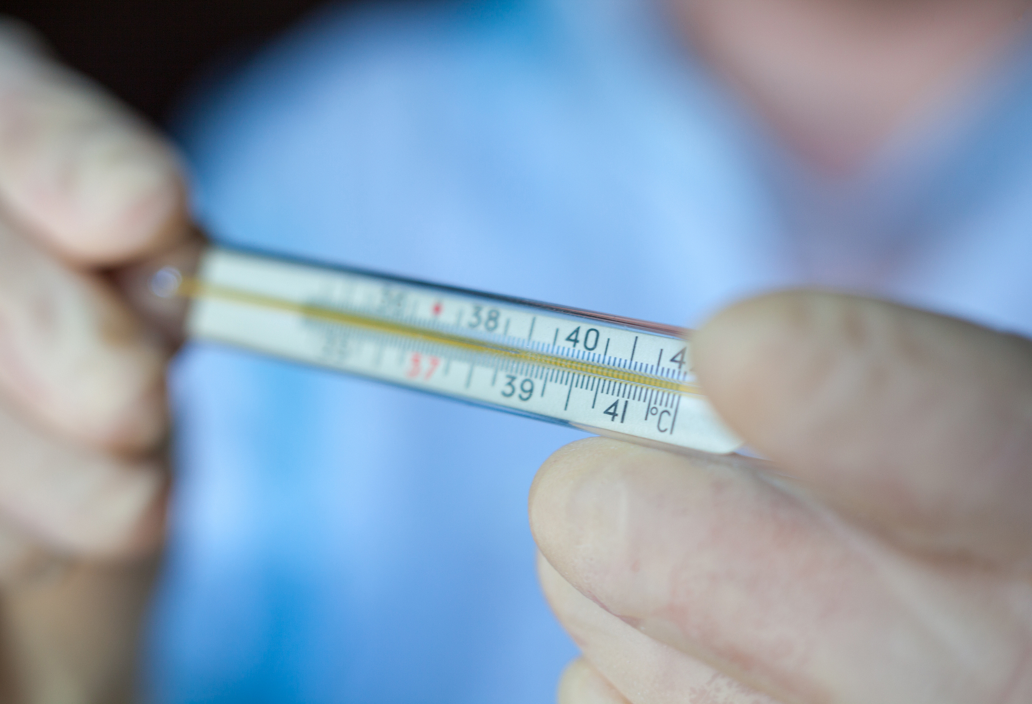 发烧41度怎么办？快速降温方法及就医指南