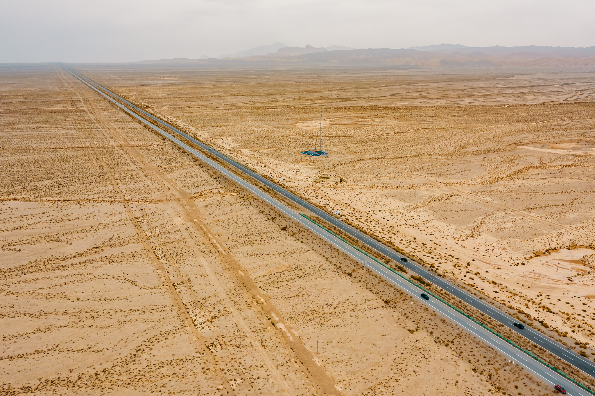 京新高速：穿越沙漠的孤独之路，为何斥资370亿无人敢走？