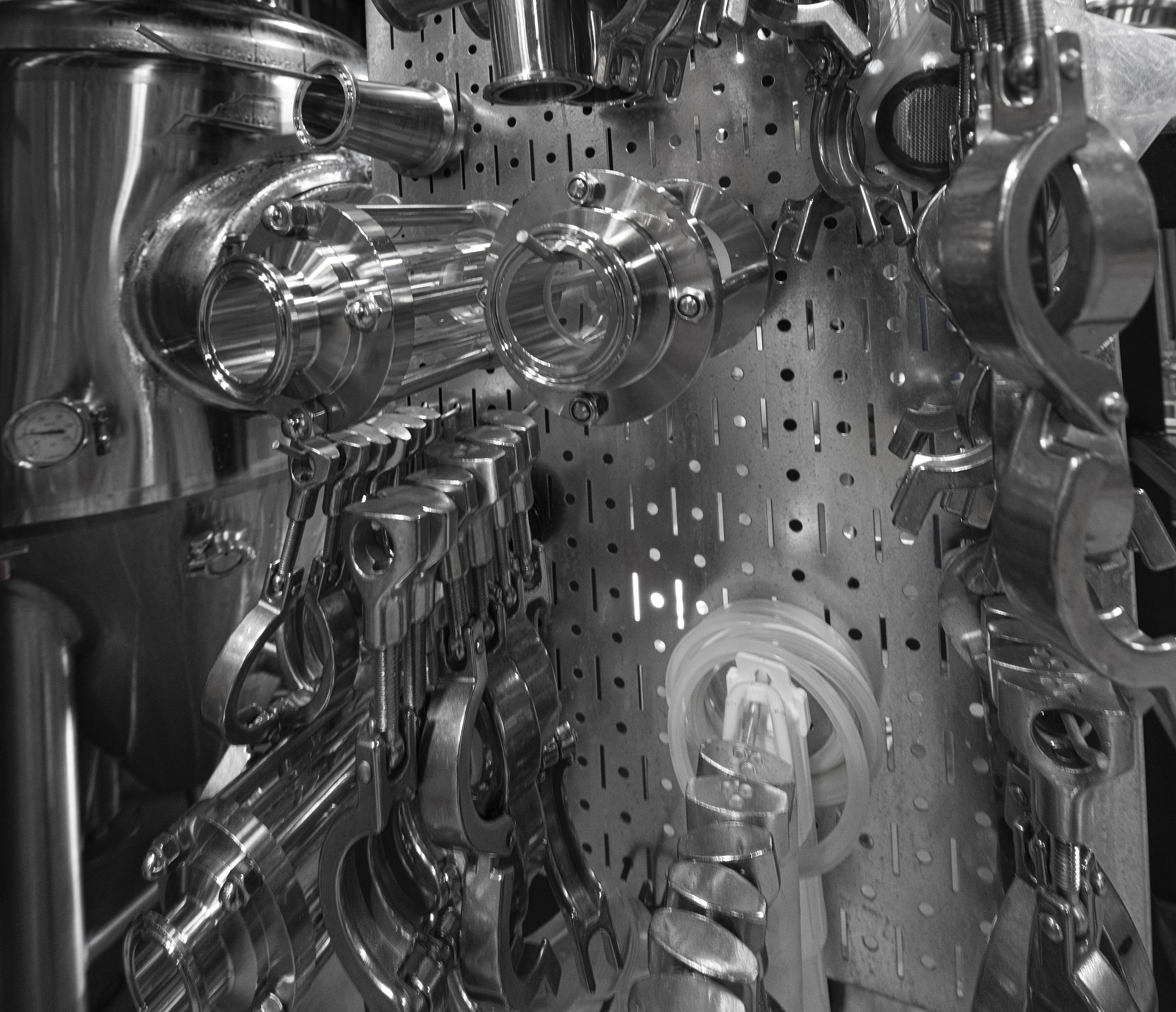 侧浇口一般开在。 上设置在铸件最大轮廓的。 处侧浇口一般开在铸件上部设置在铸件最大轮廓的最高处。这样可以保证铸件内部充分填充同时也能避免铸件表面出现气孔和缺陷。侧浇口还可以方便铸件的脱模和后续加工处理。继续