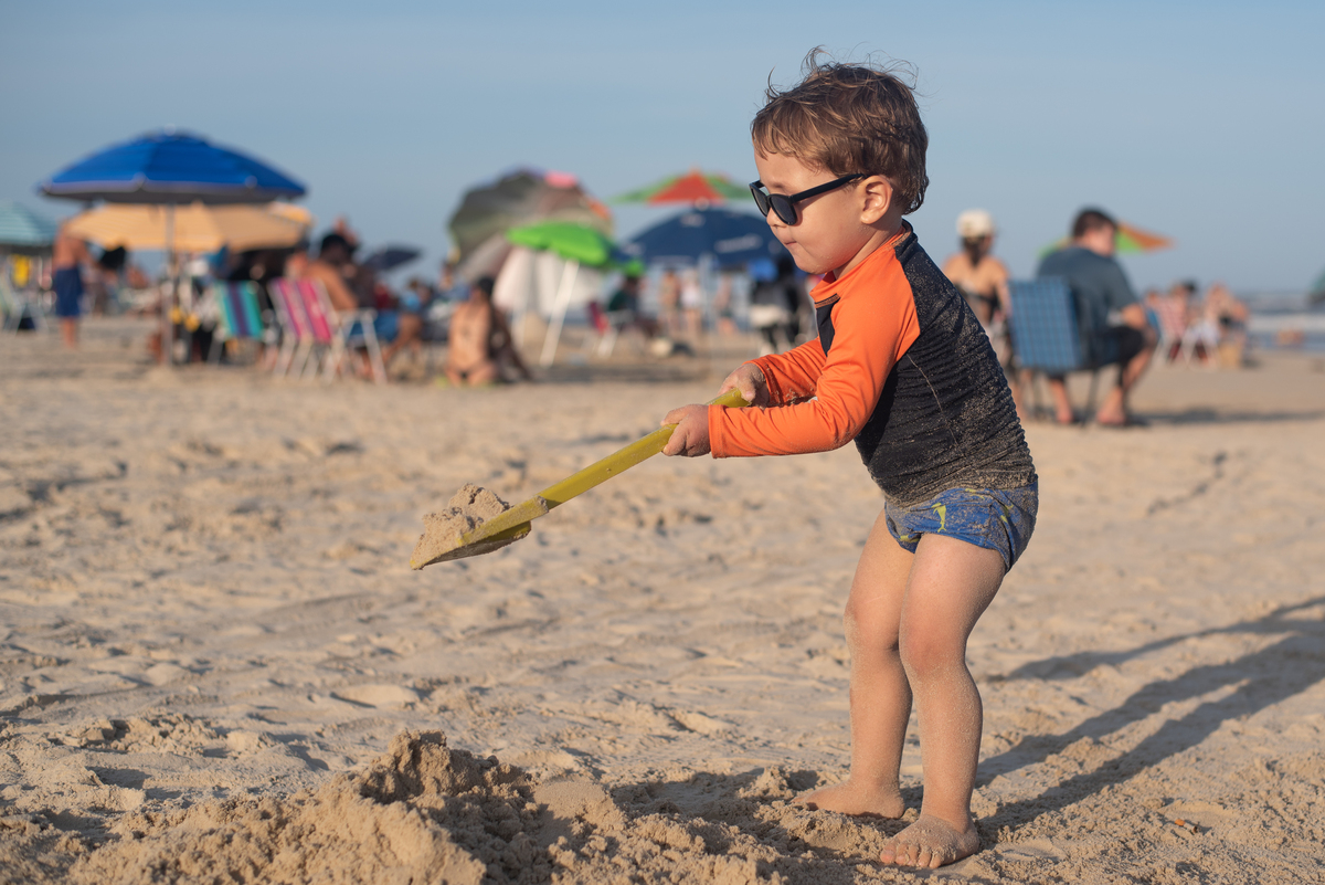 在深圳海边哪个地方带孩子去玩最好要求：海边美食风景有小孩娱乐设施人少