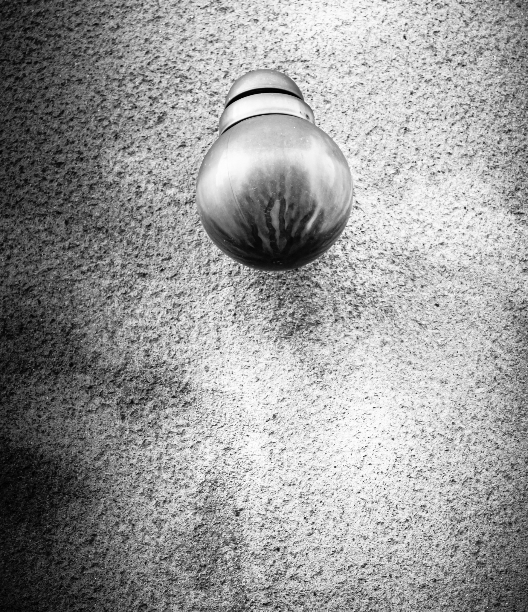 2米圆桌中心安装灯泡，求中心和边缘光照度