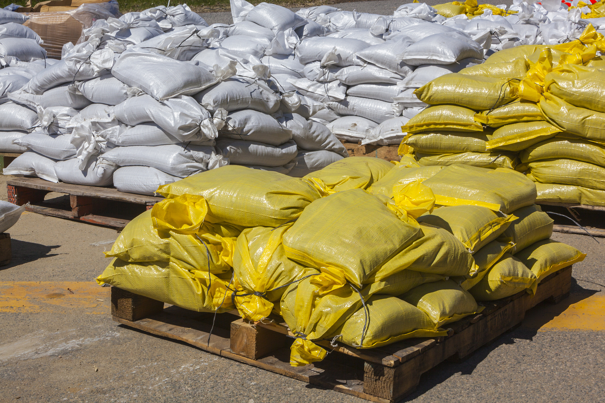 请翻译综合以上情况我们认为运输中货物并未遭受外来水分其霉变原因应该是本身含水量高导致的