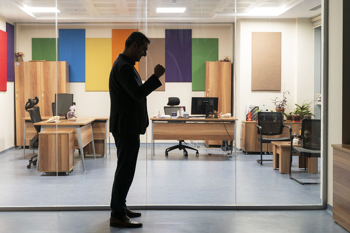 帮我写个考勤机规则：要求如下楼 早班730-1930 夜班1960-730 1330-2200中班 班车800-430 830-500白班 调休有可能休周一周四 休息A临时休息B 顶上 B 算正常上班 二楼 白班830-1700 班车8 00-430 加班需申请下班时间开始算加班最短加班时长两小时。 调休可能休周一周二 迟到不能超过三次三十分钟内算迟到 导出考勤表不带加班内容加班内容单独成表或列考