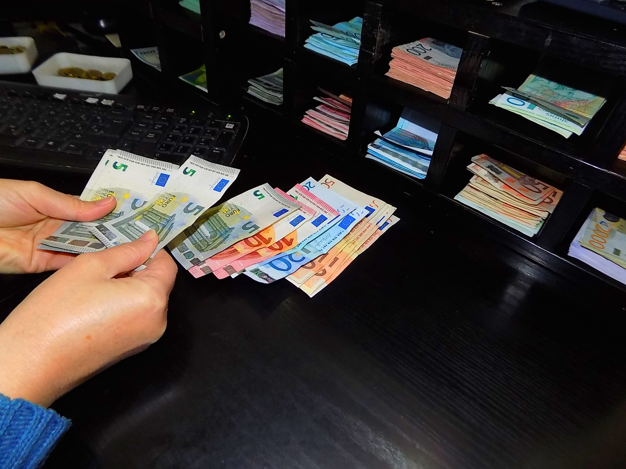 请写一段对话对话场景是booking tickets for the theater 人物a是一个client人物a想要买六张今天晚上的话剧票 人物b是一个售票员听并回复a的要求