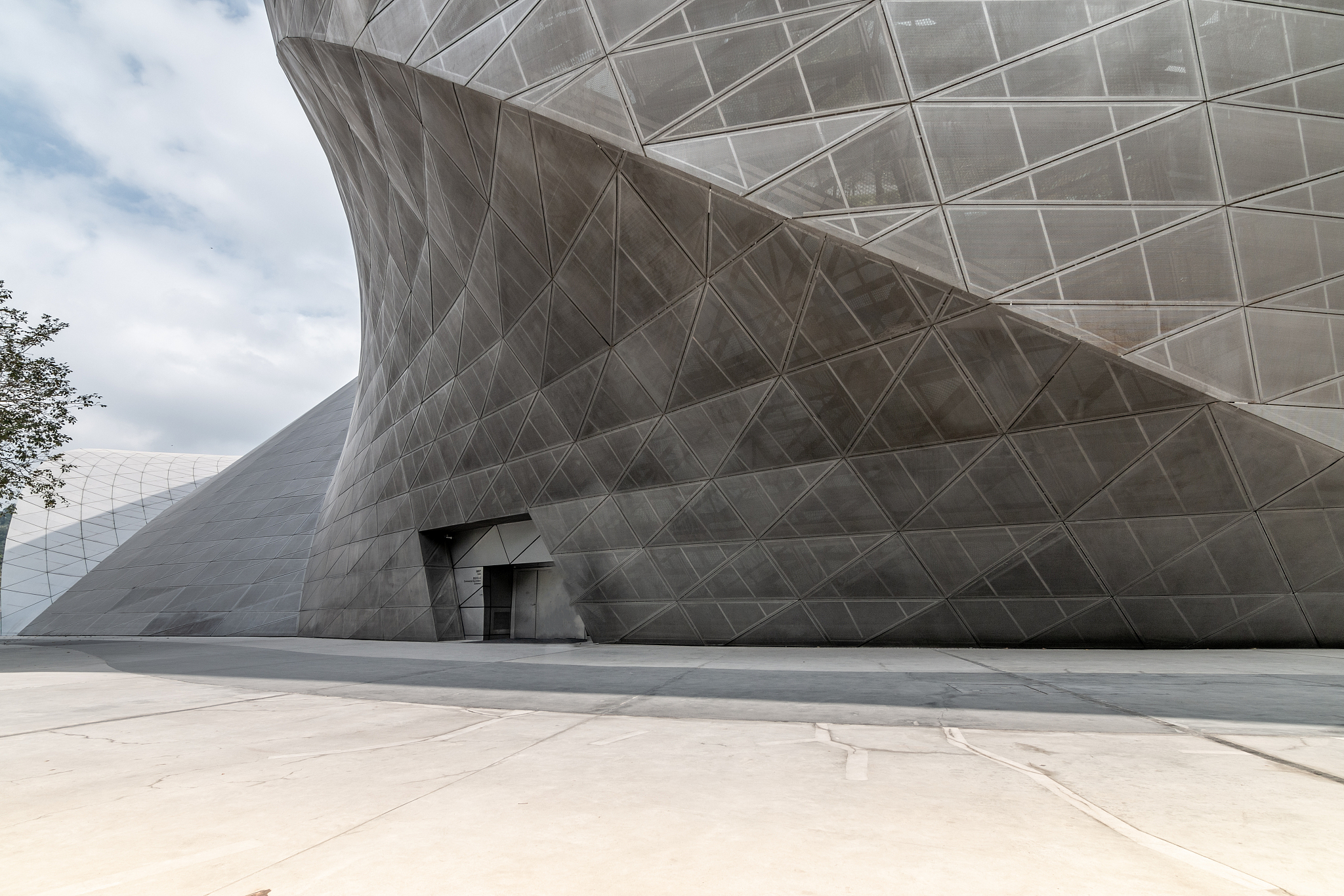 建筑设计过度依赖技术形式的弊端：几何形式运用与环境美感的冲突