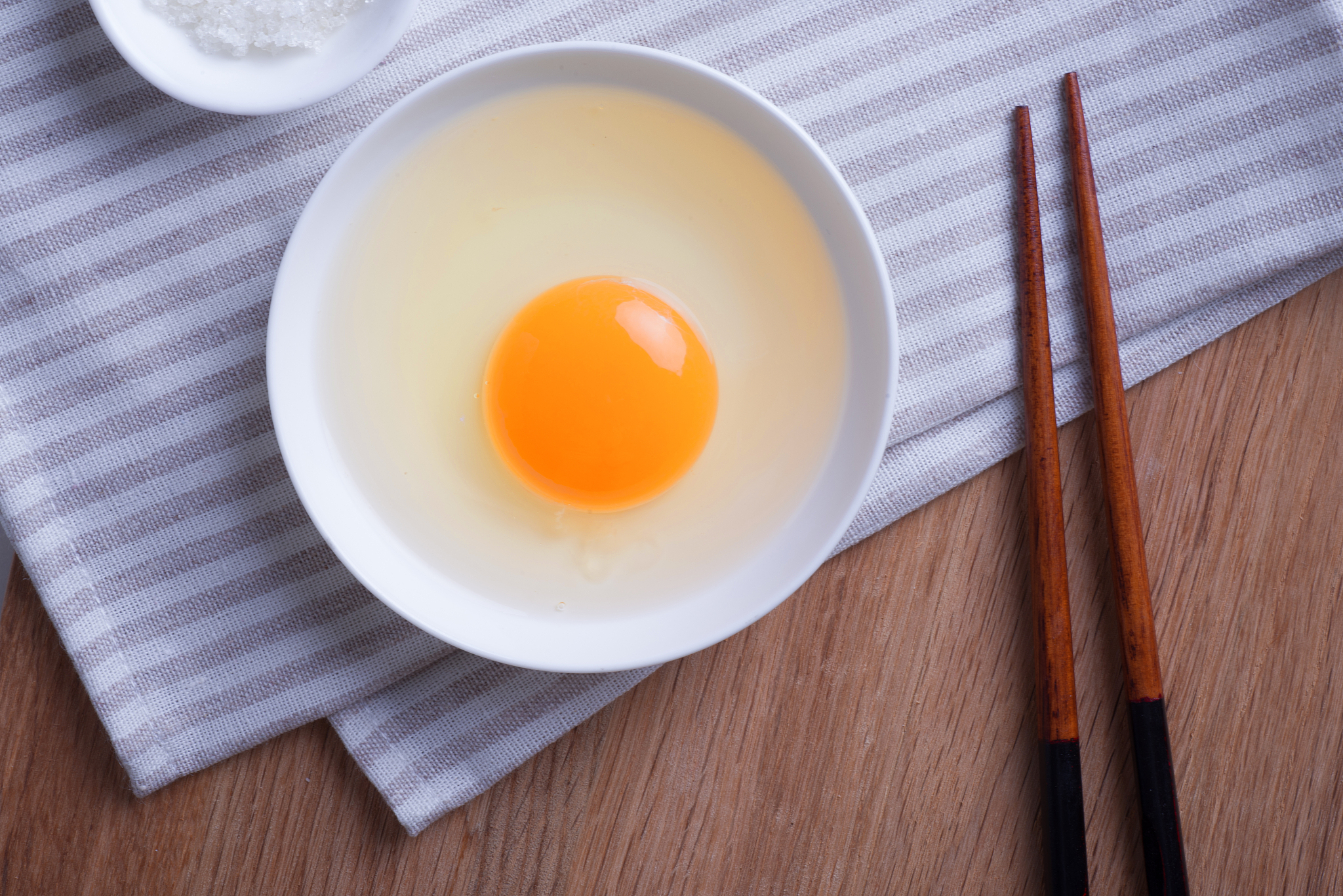 鸡蛋放米里面保存多久，