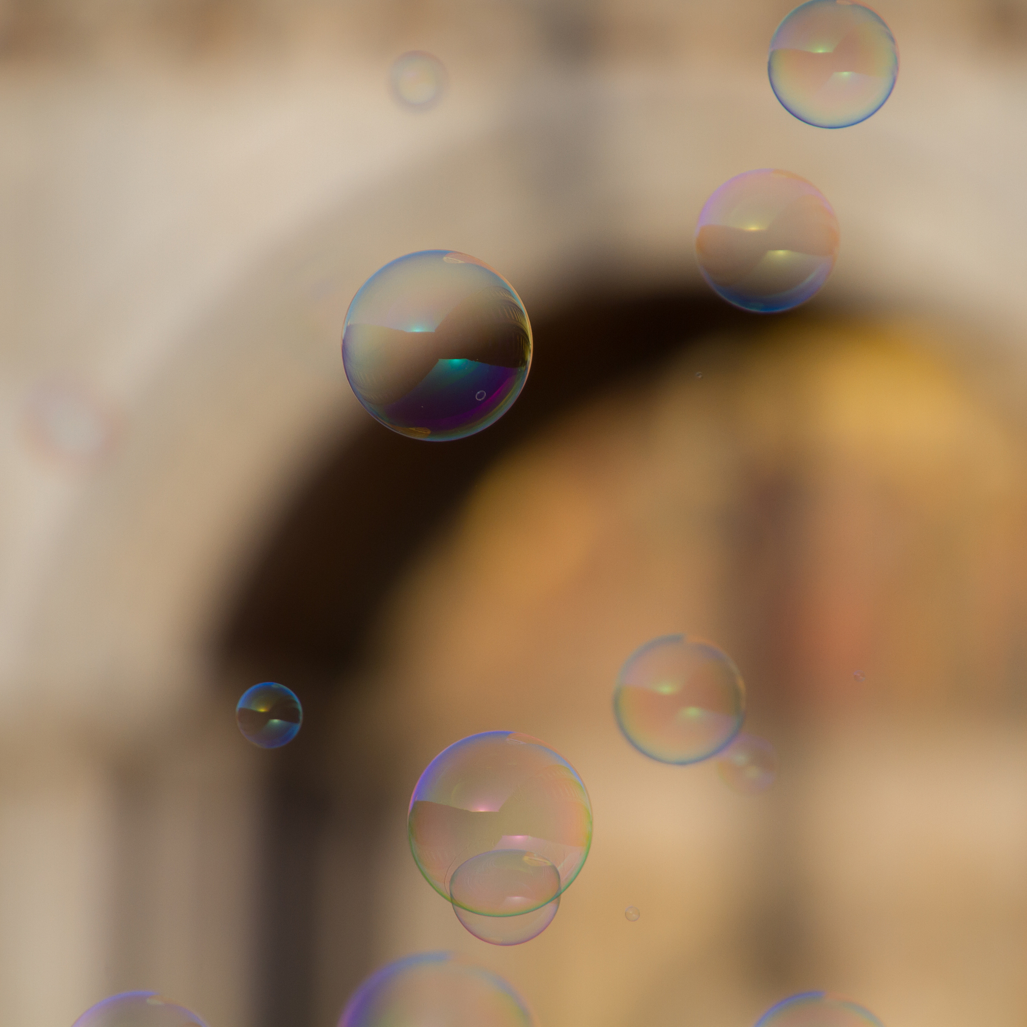 泡泡的秘密：形状、应用和未来设想