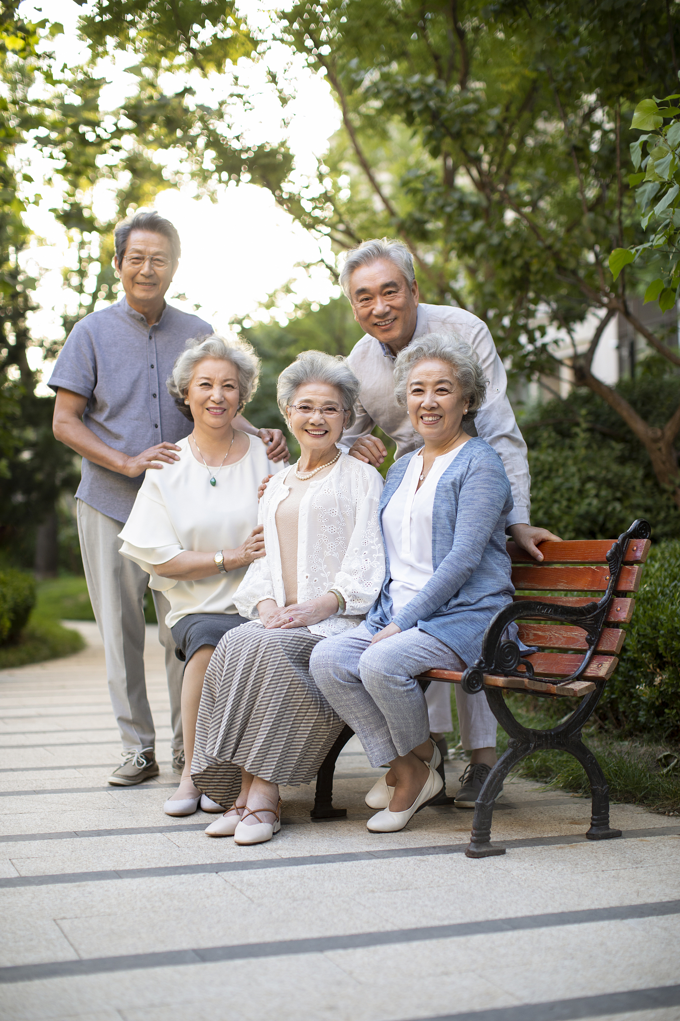 追悼词亲爱的朋友们：我们今天聚在一起悼念我们失去的亲人、朋友和同事。他们离开了我们留下了无尽的哀伤和思念。如果是家庭成员对于我个人而言这个人是我深爱的父母兄弟姐妹配偶孩子。他她是一个爱家、勤劳、善良的人他她爱好简单热爱生活关心身边的人总是乐观向上。他她的离开对我们来说是巨大的损失但我们永远不会忘记他她的精神和价值观并将继续遵循他她的教诲。如果是同事这个人是我们公司团队的一员一个出色的同事和专业人士