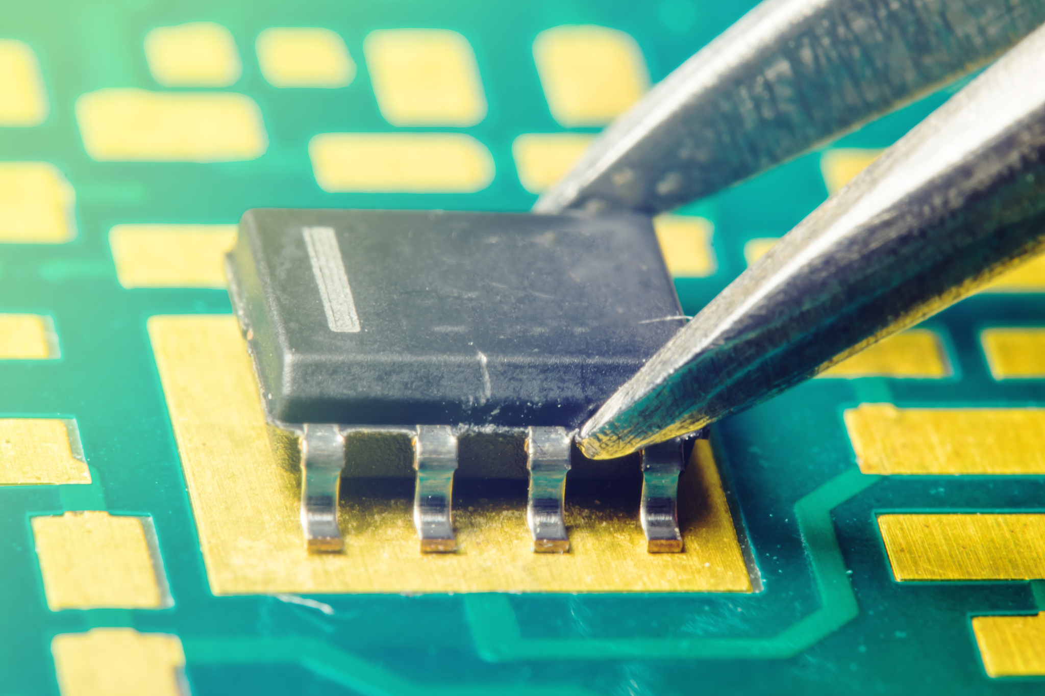 如何减少背光电流？取下板子上小电阻的风险和建议