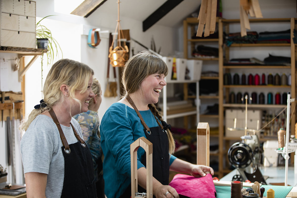 我现在想求职面对的问题是在学习中最难掌握的一项新知识或新技能你当时怎么解决的你具体做了什么来确保掌握和运用。我希望写PR视频剪辑软件当时用这个软件参加新闻小组比赛遇到的难题是视频人声原声太小需要添加录音音轨并和画面保持同步。请你用STAR法则写答案。