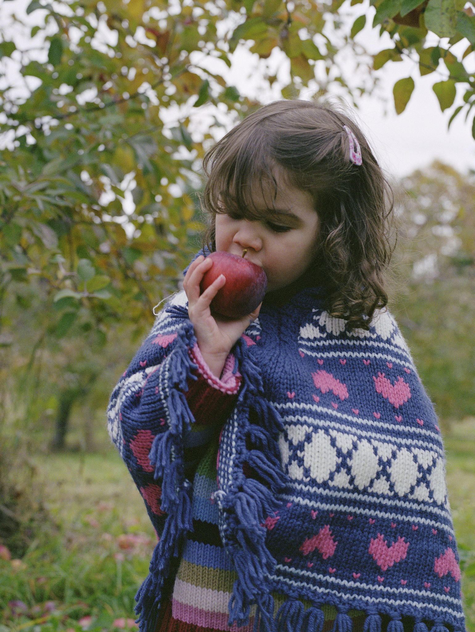 girl eating apple
