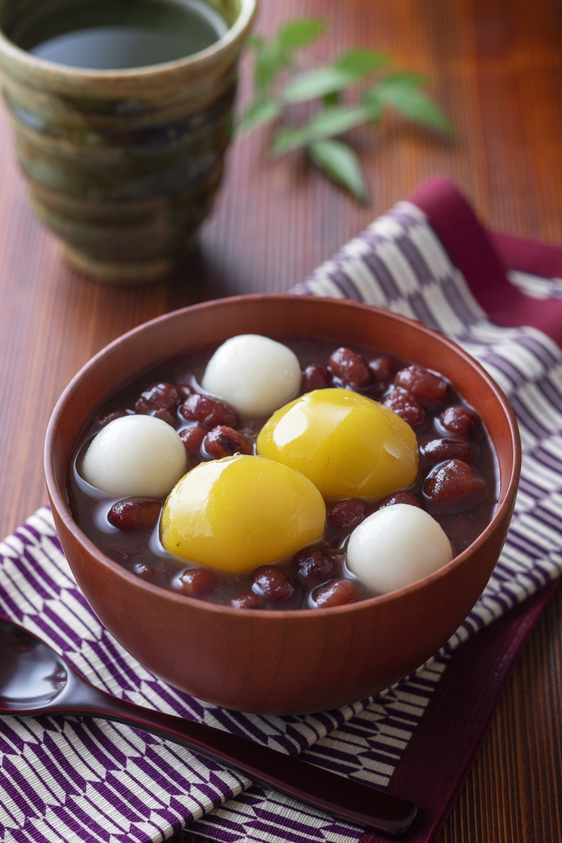 请根据以下模板写一份相似的文案描述更有画面感和诱惑力文字数量大致相同：这个是我们广东非常受欢迎的传统小吃钵仔糕软糯q弹小朋友们都非常爱吃碗中放100克白糖300毫升温水搅匀化开后加入200克钵仔糕粉搅拌至顺滑无颗粒碗中放点你喜欢吃的水果粒倒入八分满的粉浆水水开上锅大火蒸20分钟即可放凉以后就可以轻松脱模吃起来软糯香甜满口都是小时候的味道