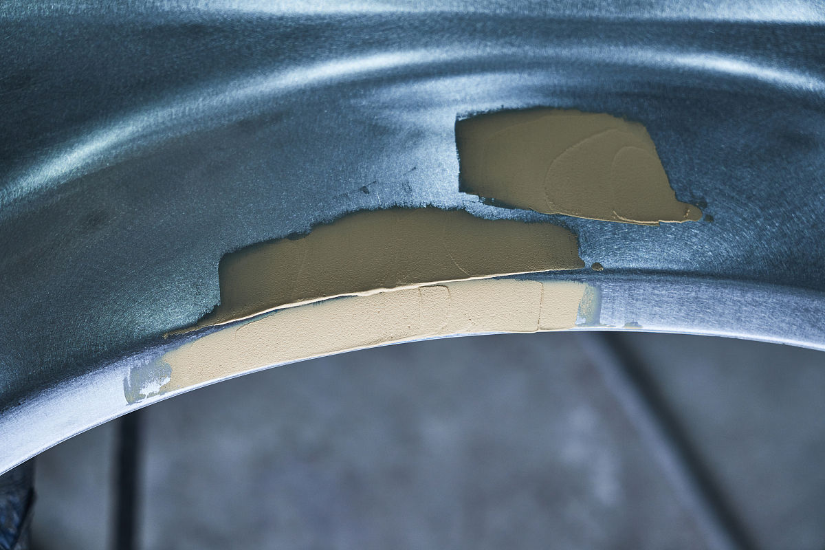 金属表面损伤描述：凹陷、划痕和油迹