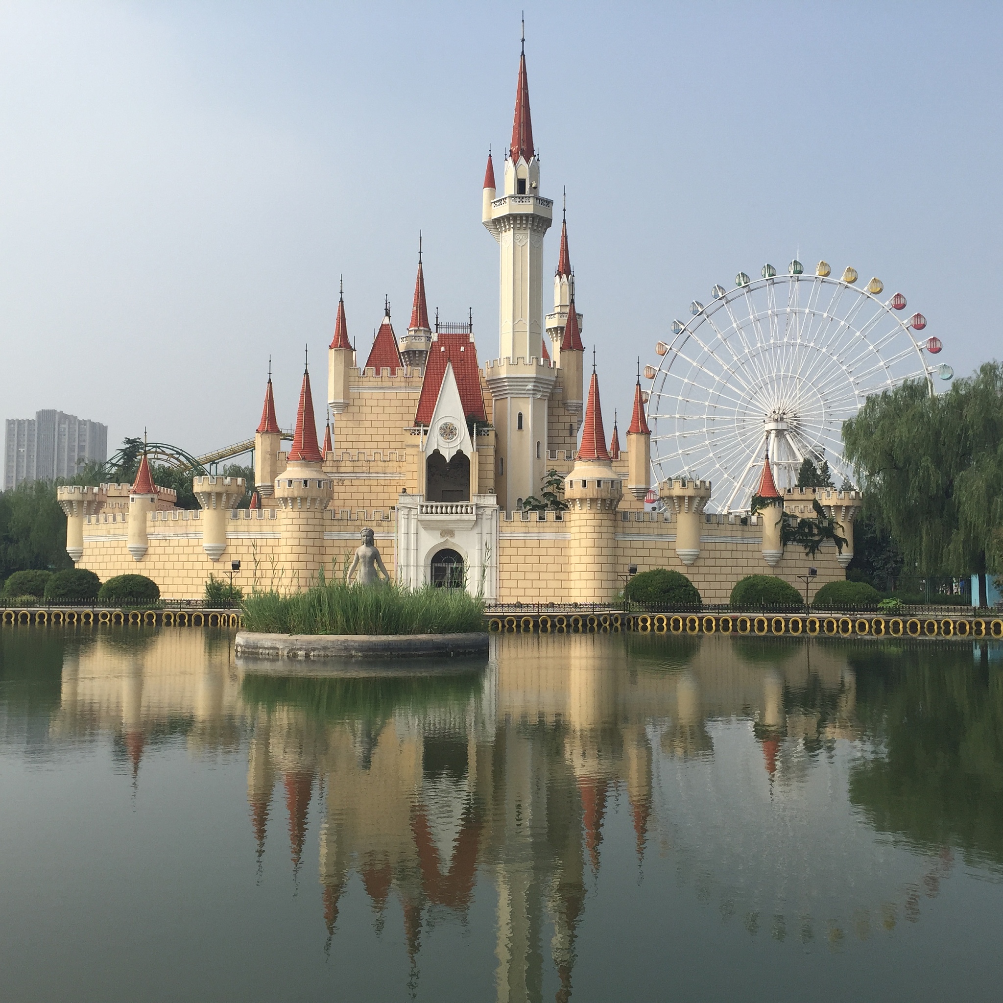 以《欧洲迪士尼乐园一日游》为创作方向写一篇一千字左右的文章要求文章贴近现实并且条理清晰要求内容尽量丰富且完整要求描写详细且文笔优美要求文章内容引人入胜要求让人有读下去的欲望。为上文写6个不同风格的长标题要求标题足够吸引人但是又不能标题党。