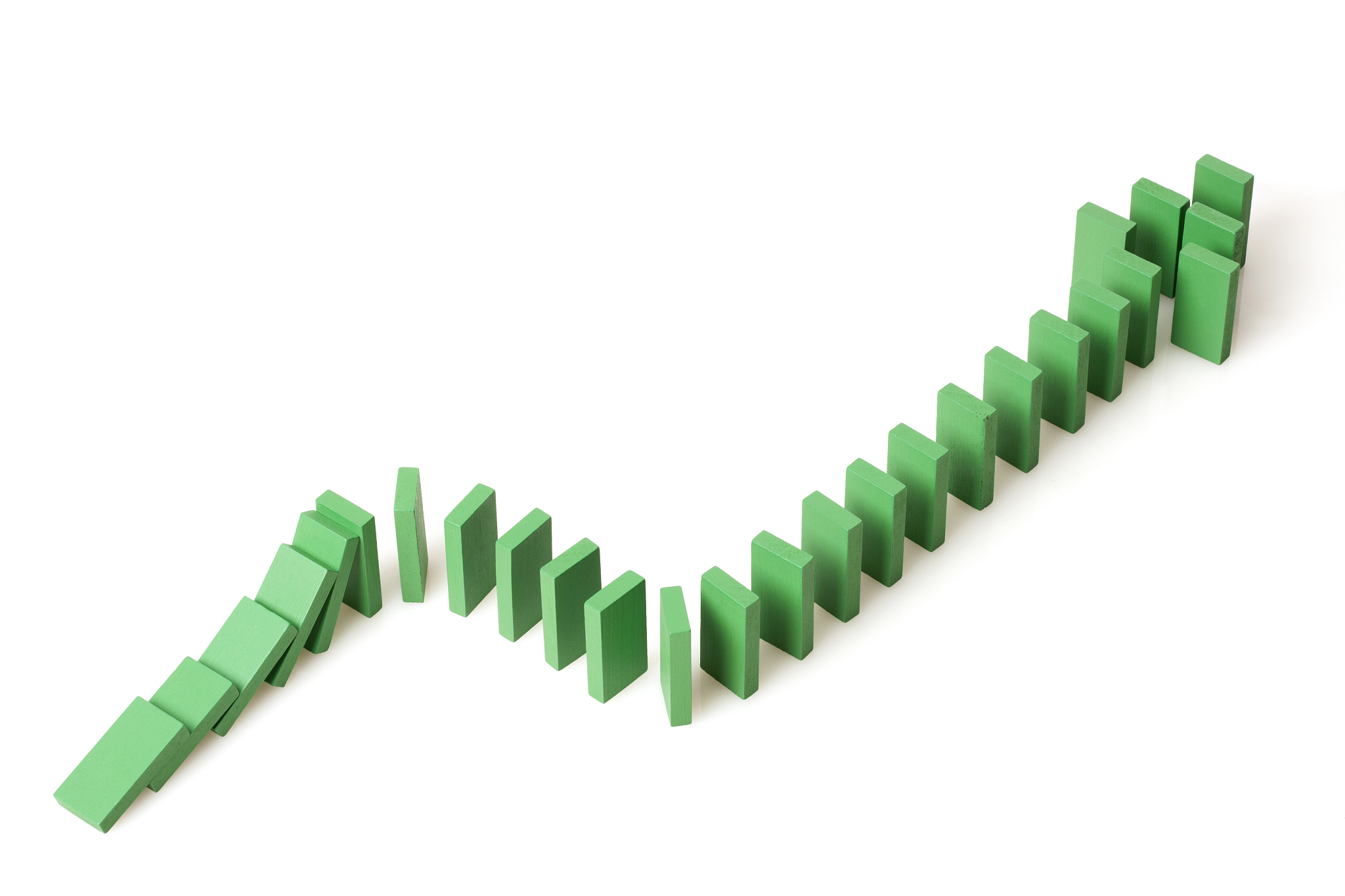 当你像多米诺骨牌一样以适当的距离铺砖时在明显的多米诺骨牌效应之上当最后一块砖倒下时你会得到意想不到的相反波