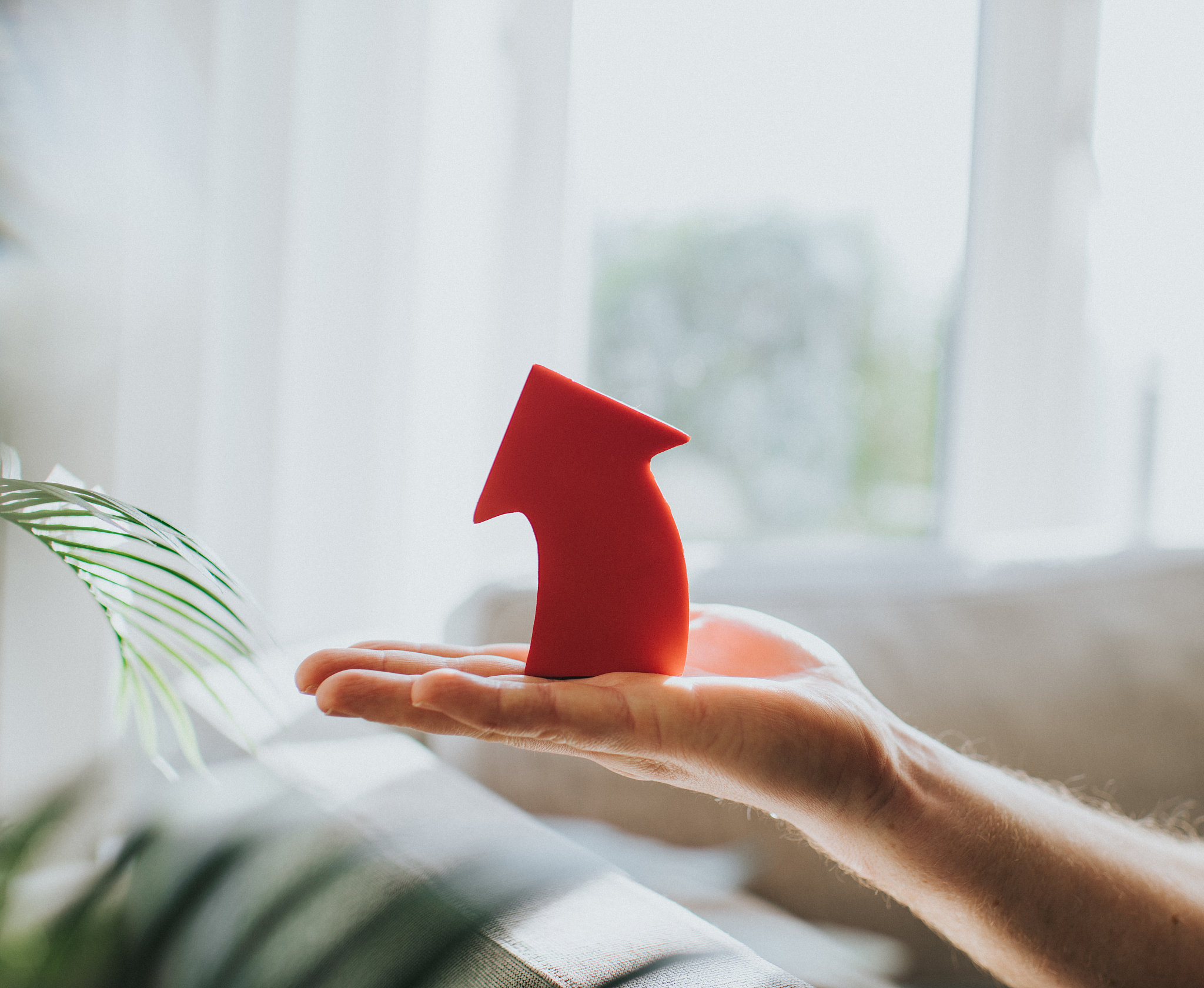 换个表达：由于重大水电工程投资额庞大工程周期长移民补偿与安置负担沉重以及跨地区利益平衡关系复杂等一系列特点需要实行投资职责合理分摊制从而分散投资风险与合理配置资源形成水电工程多家抬的合作机制。