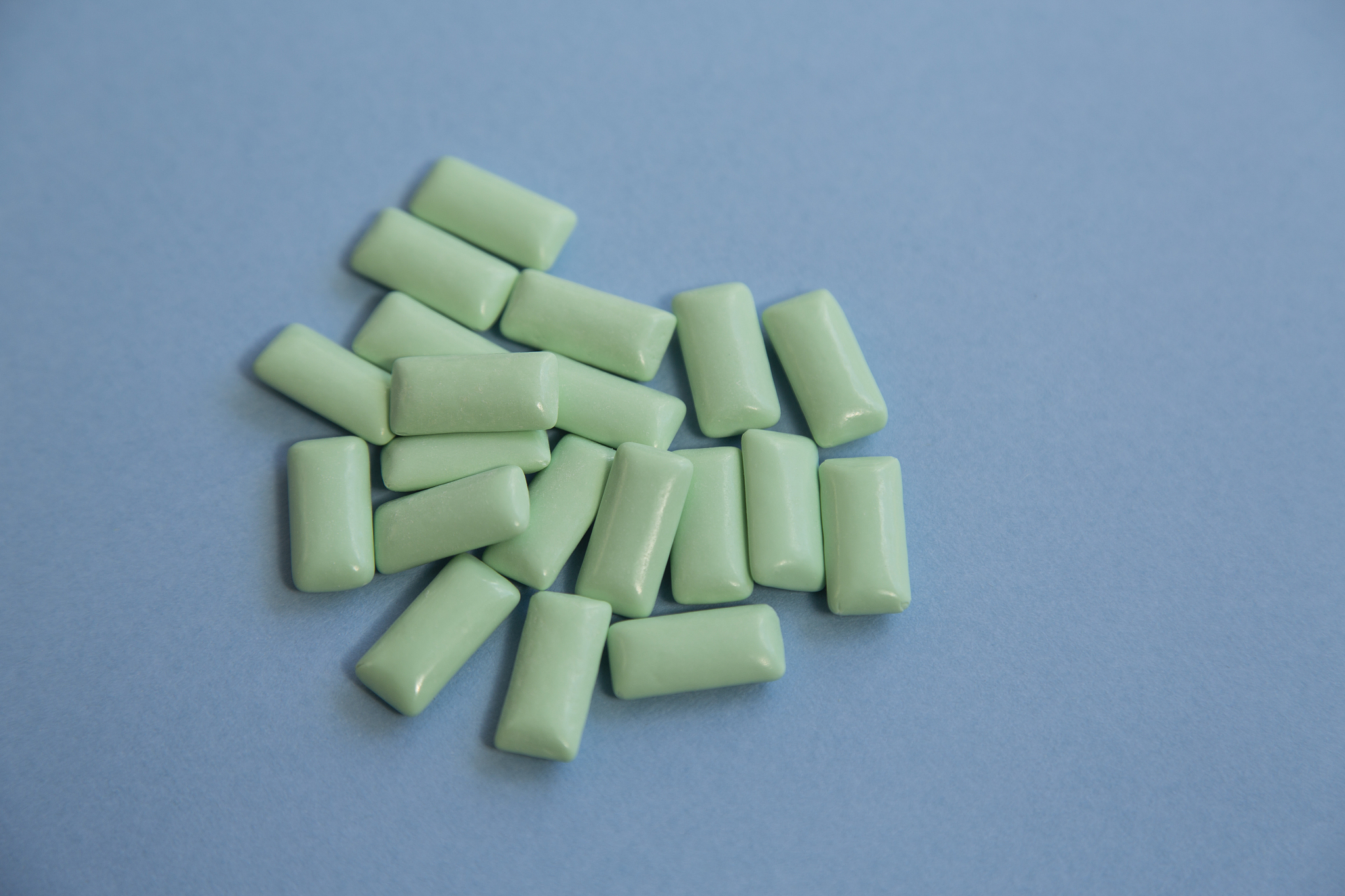 请去除口语化： 由于其良好的物理化学特性功能糖醇已经被广泛地应用于多个领域。在食品和饮料领域中它具有甜度适中、口感清新、热量低、溶解度高和稳定性优良等特点不会导致龋齿也不会影响血糖水平。因此它常被用作蔗糖的替代品如在烘焙食品、无糖糖果、口香糖、冰淇淋、风味饮料等方面。