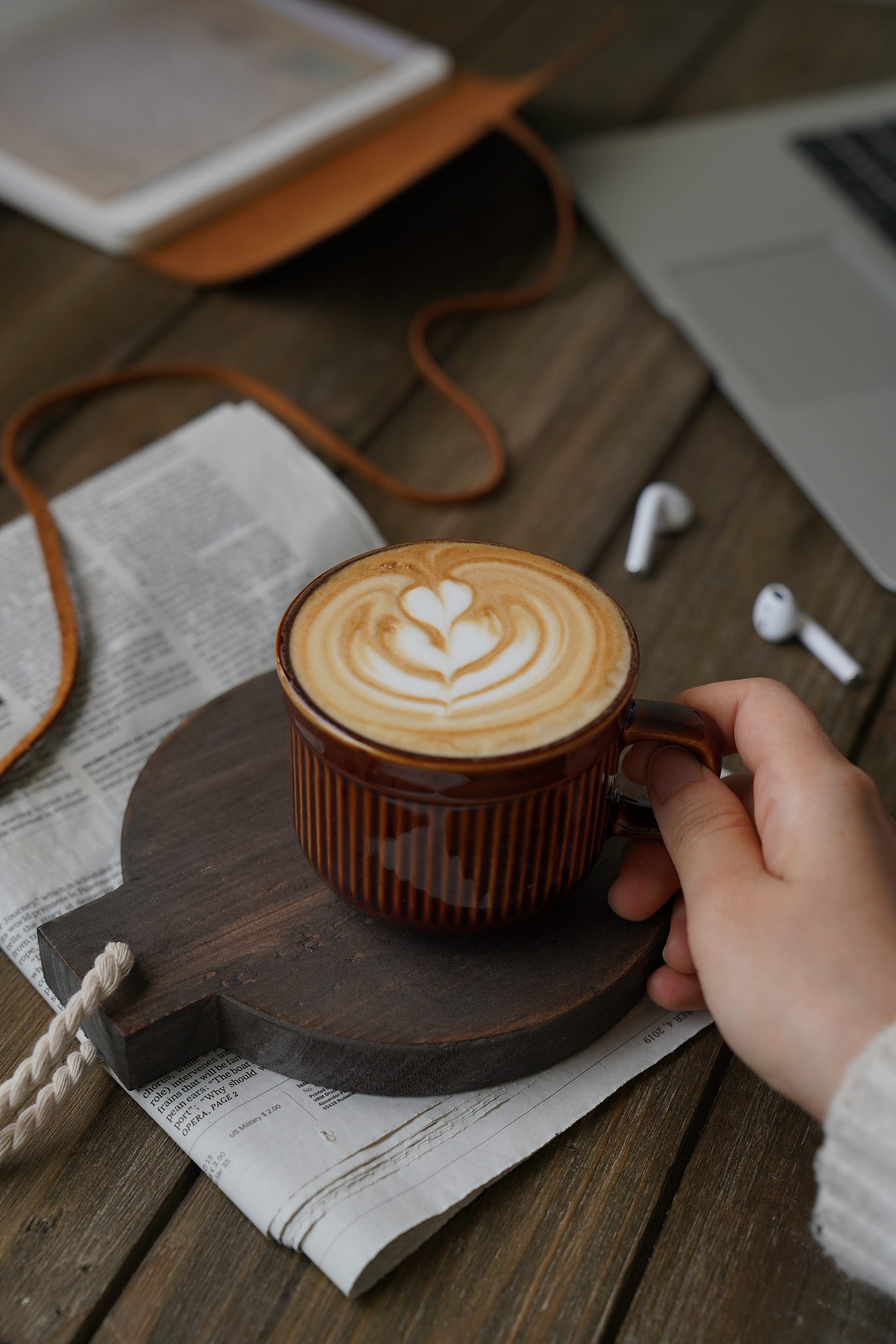 认真的帮我用起100个手冲浅烘焙咖啡豆中文品牌的名称，然后给每一个名字，设计一句广告语。