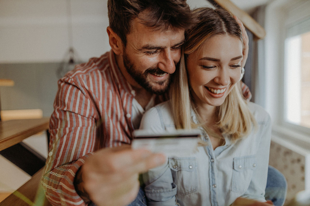 请不少于750个汉字的博客文章语言要幽默风趣不要和网上的文章有重复。主题是：小细节看出两个人有一腿留意8个小细节