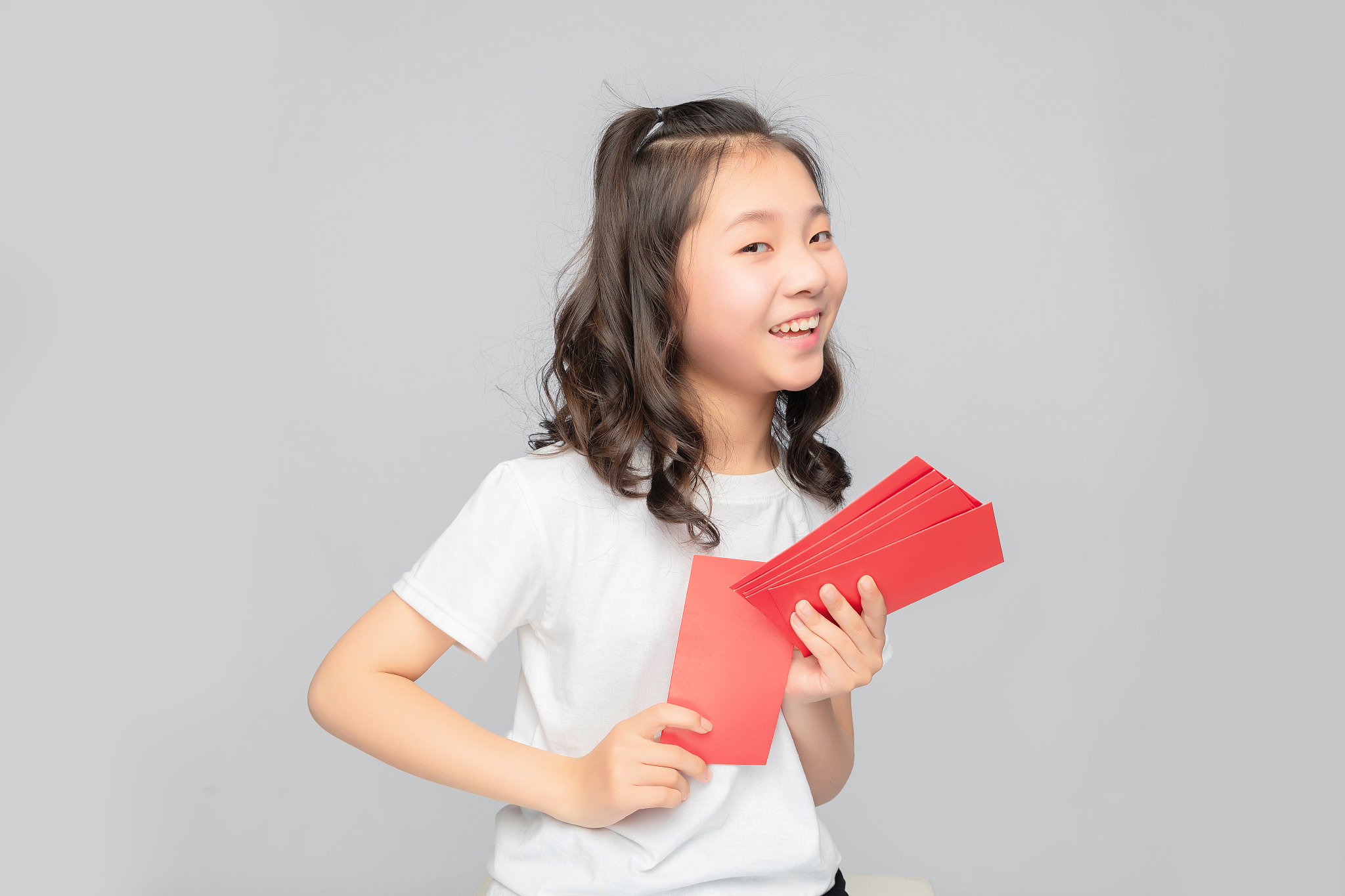 灰色背景里的亚洲小学女生