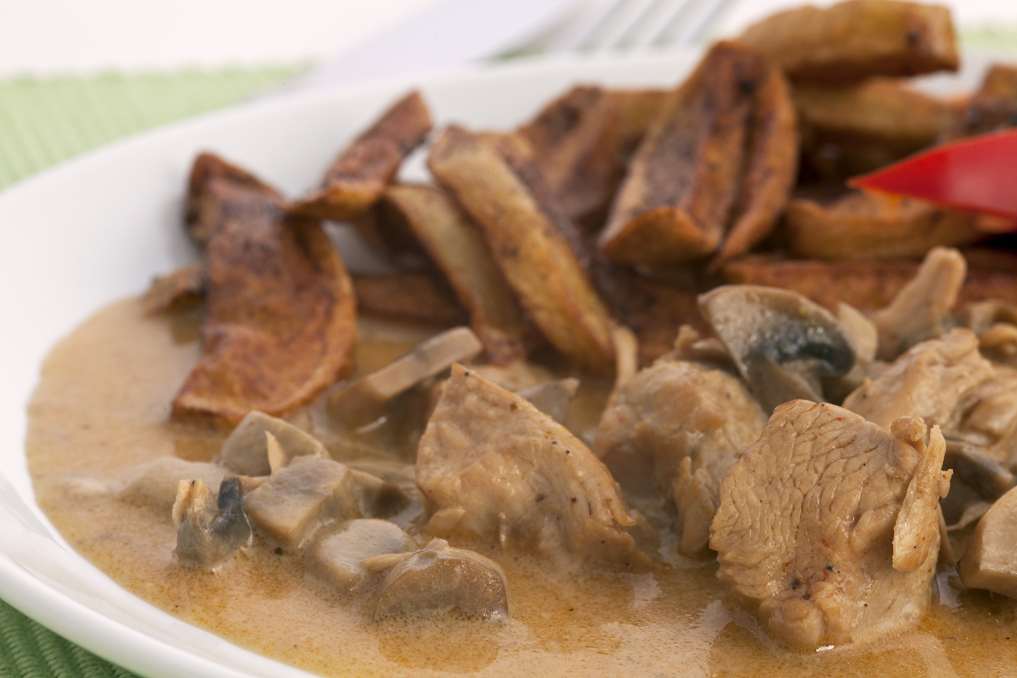 以下是一个适合20人露营午餐的菜单建议：