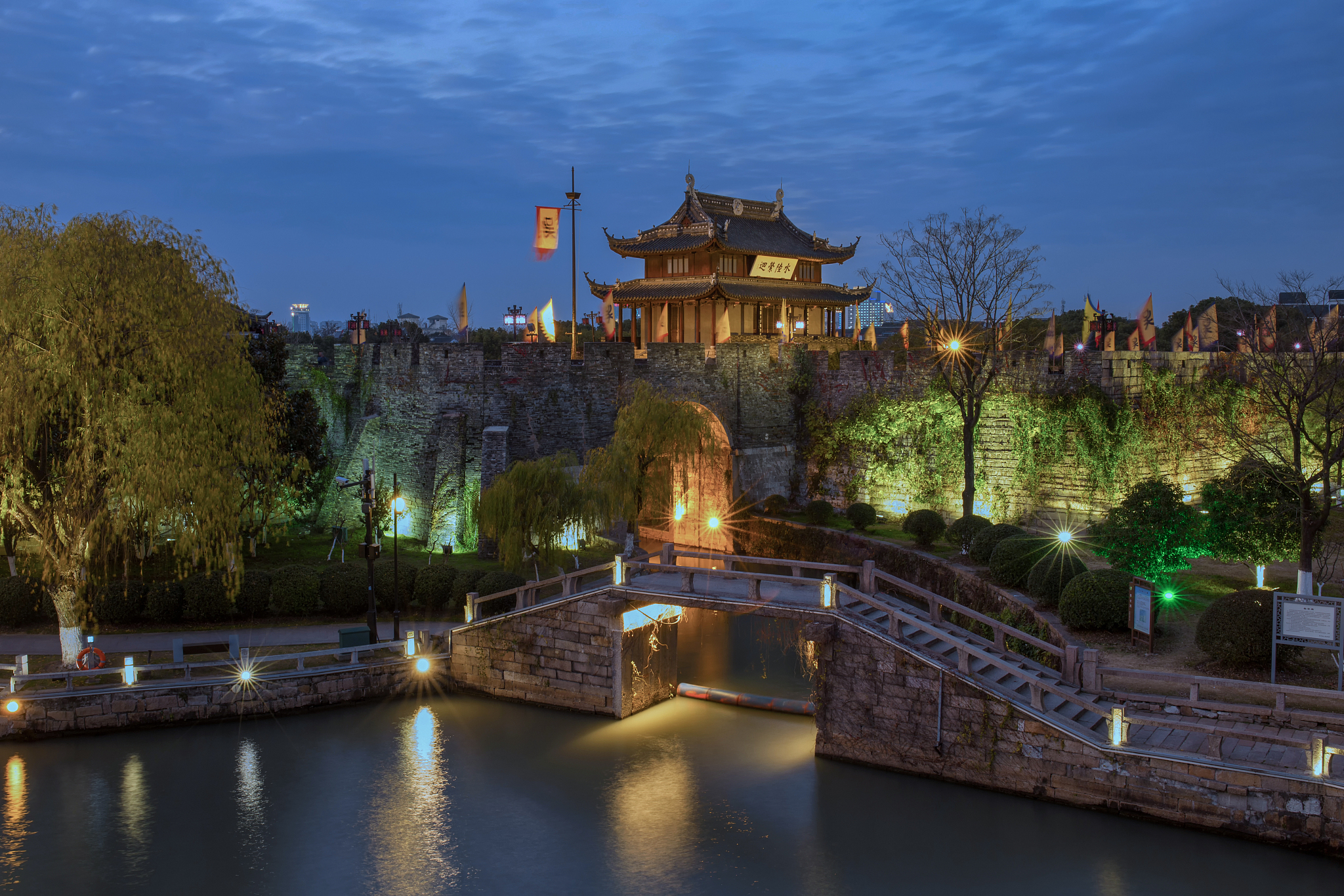 夜晚的古城墙