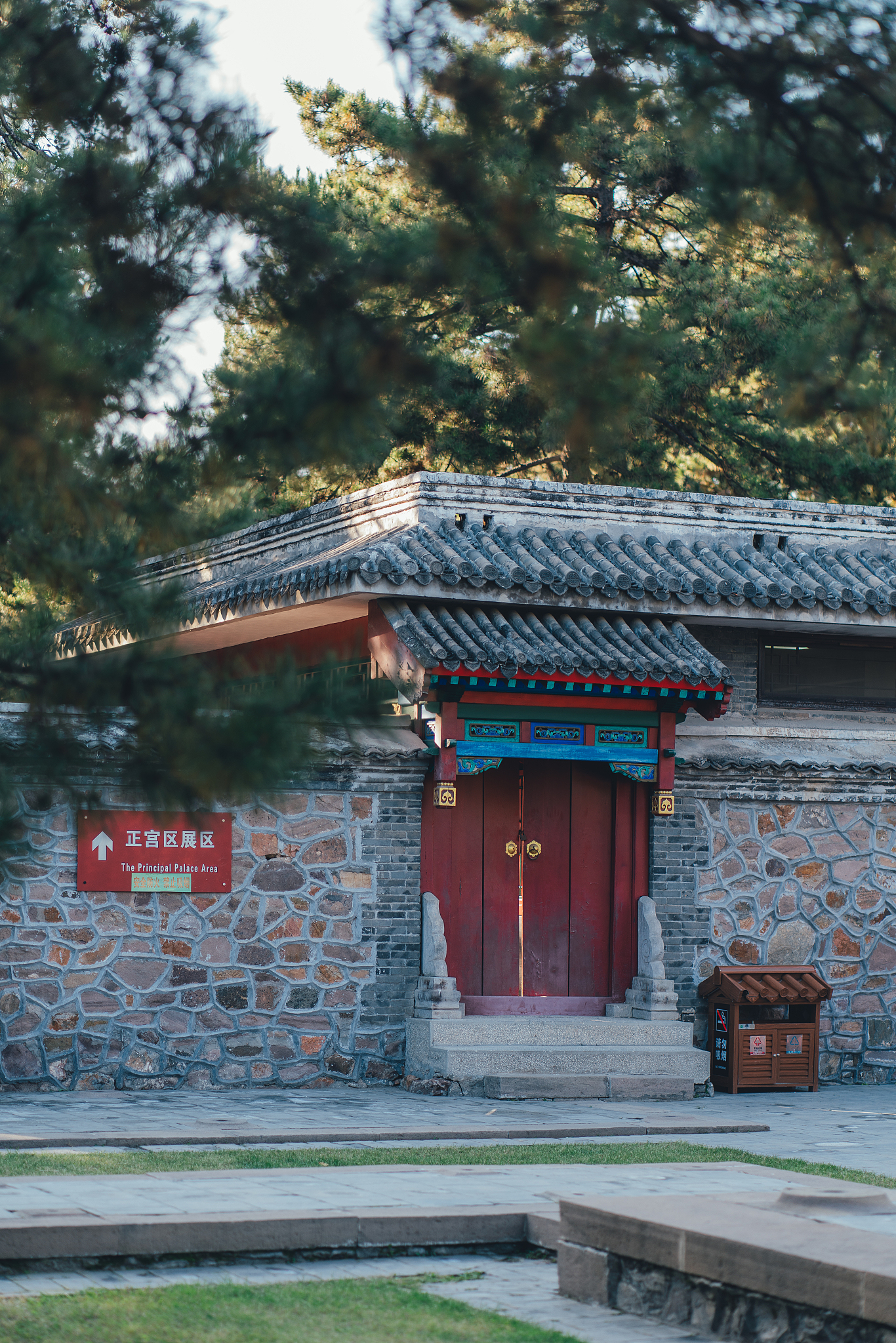 沈阳旅游攻略沈阳是中国东北重要的文化和旅游城市拥有丰富的历史和文化底蕴自然风光也十分优美。以下是一份简要的沈阳旅游攻略：1 必游景点：沈阳故宫、沈阳中街、沈阳棋盘山、沈阳草堂寺、沈阳东陵等。2 美食推荐：葫芦头、熏烤大肠、杏花村四季豆、东陵羊肉泡馍等。3 推荐购物地：沈阳中街、太原街、沈阳天缘广场等。4 推荐住宿地：沈阳市中心商务酒店、五星级酒店、市郊温泉度假村等。5 注意事项：沈阳冬天较为寒冷需