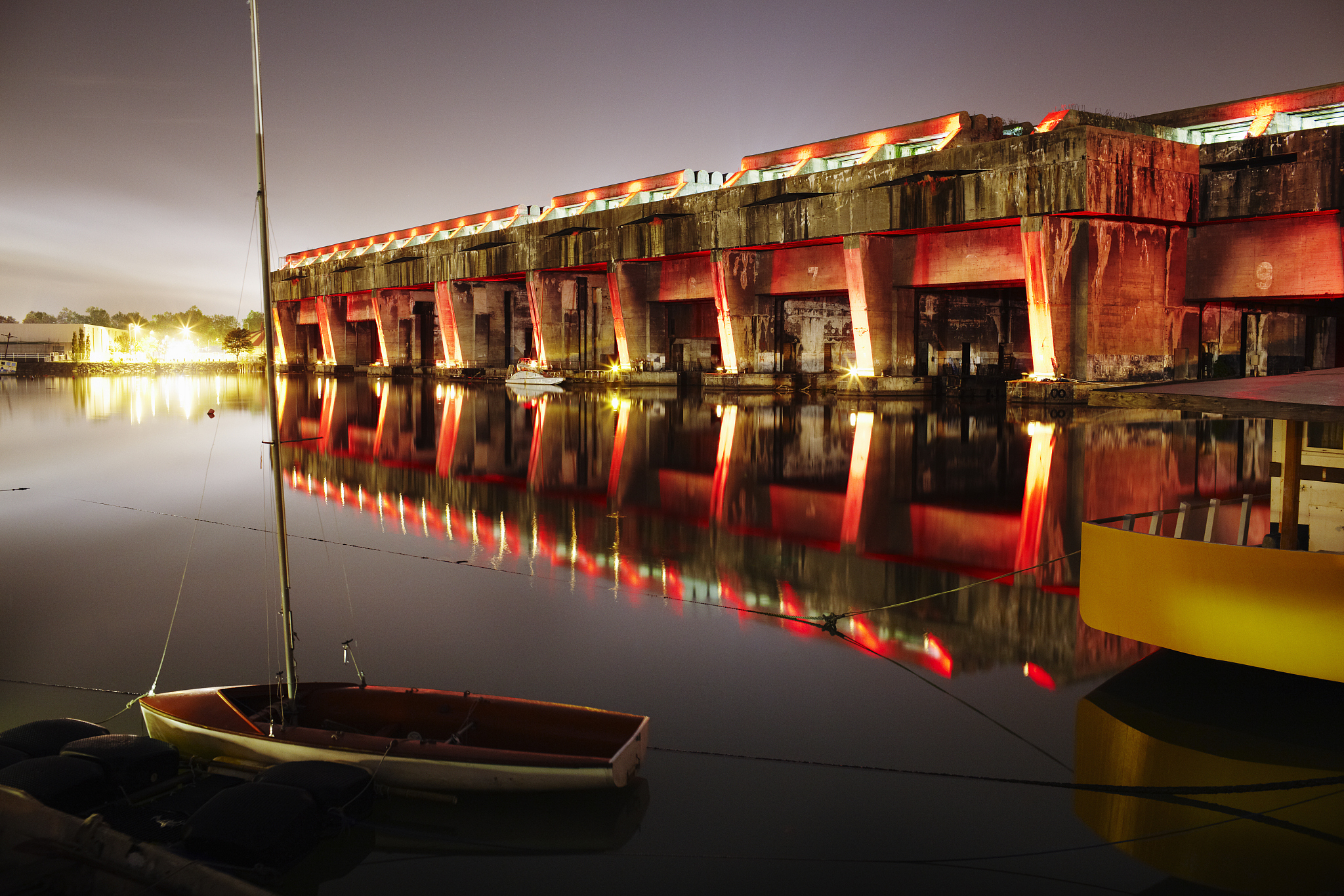 《夜晚的潜水艇》解析：哲学与文学的双重解读