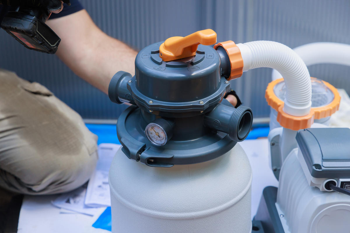 英文翻译：严禁使用高压水枪冲洗电器部分电机控制器