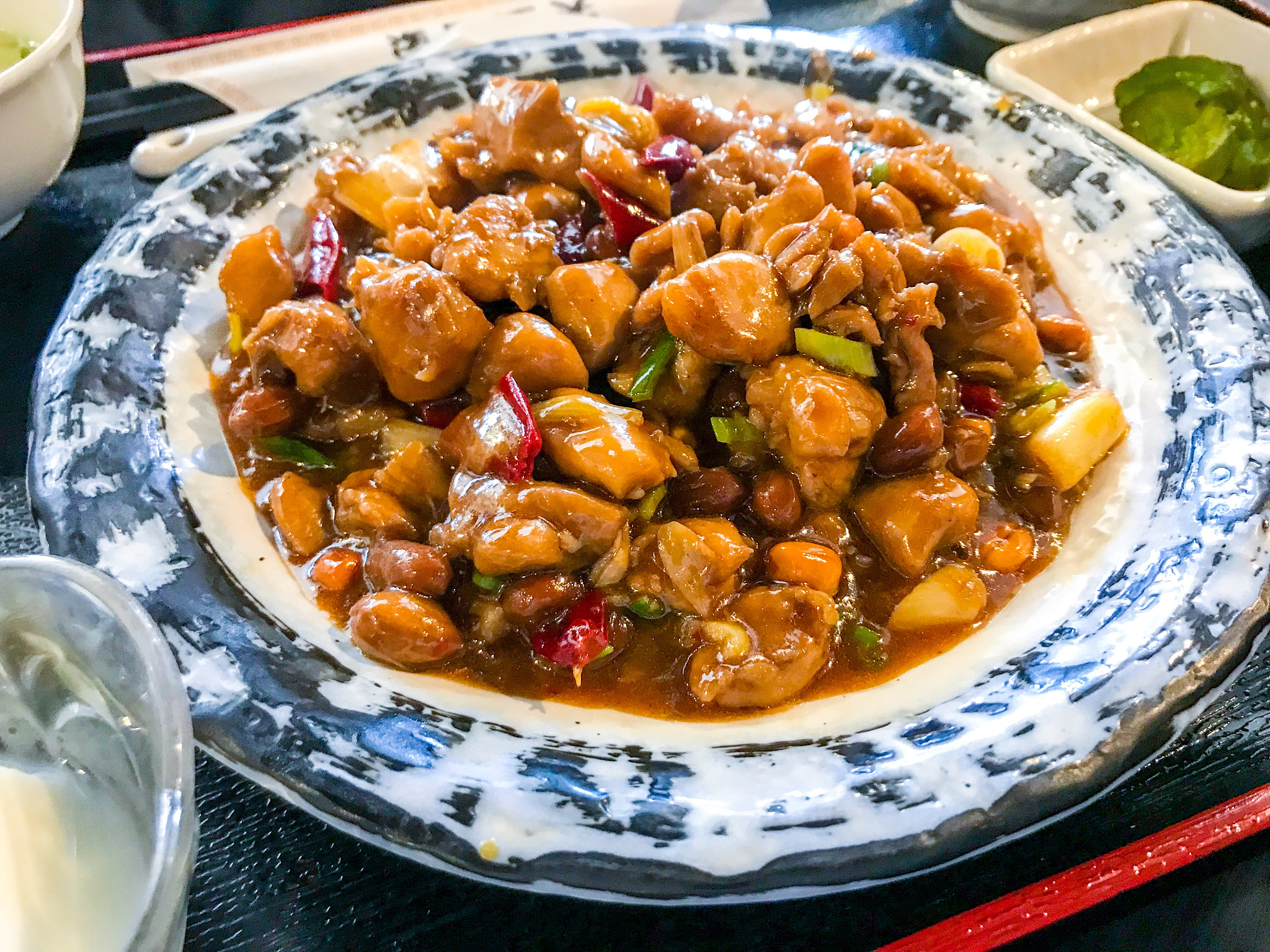 宫保鸡丁的英文译法：多种翻译对比及优劣分析