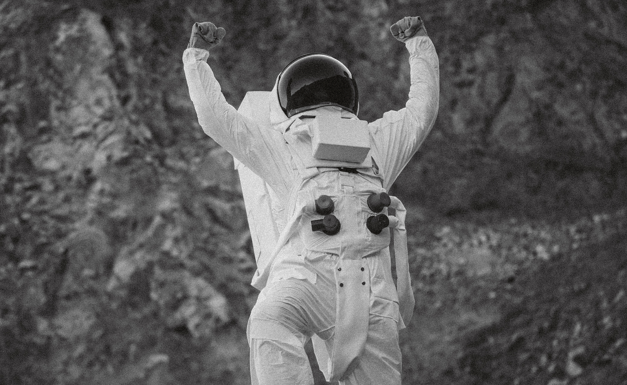 续写故事勃列日涅夫召集来航天员小组对他们说：同志们美国人已经在月球上着陆了我们商量了一下决定派你们飞到太阳上面去！我们会被烧死的列昂尼德·伊里奇！航天员们说。勃列日涅夫：不要怕 同志们这些我们都考虑到了你们在夜间飞上去。