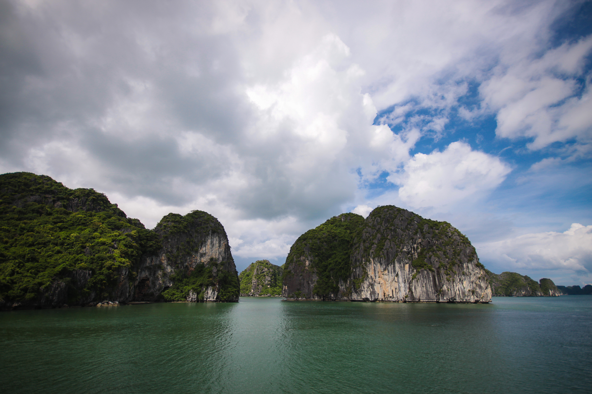 我想去越南玩从中国出发计划玩7天可以帮我定制几套线路供我参选吗？