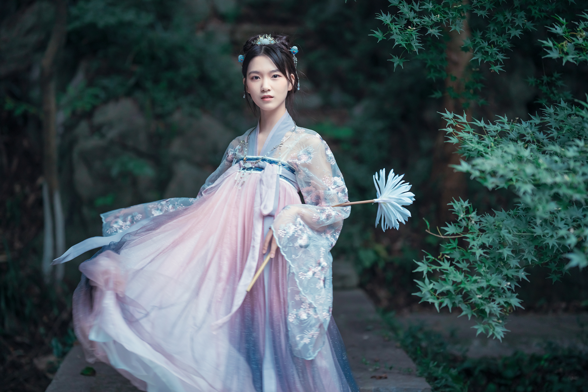 一位中国古代美女站在一座亭子旁含情脉脉飘逸的发髻身着华丽的丝绸 旗袍背景是江南水乡的小桥流水 风格为唐代的古典绘画风采用柔和光线渲染高质量的线条和质感8K分辨率色彩丰富光影恰到好处特写镜头精美光泽超级精细--ar169。根据上面的文案改写3个不同背景不同女性风格不同时代的画面根据上面的文案改写9个不同背景不同女性风格不同年代的画面地区设定在北京洛阳南京上海苏州杭州厦门沈阳银川成都