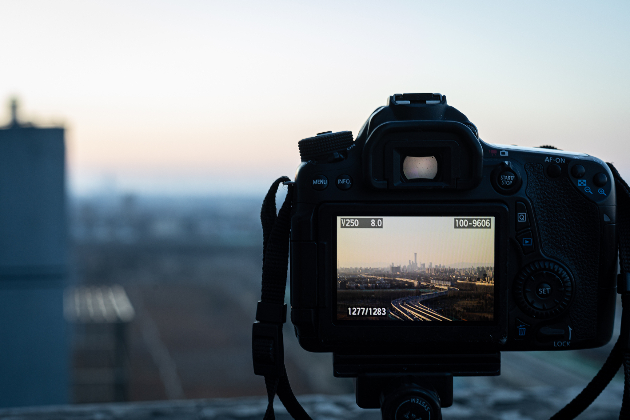 我想恢复一个高帧率的视频这代表了相机XX性方面的应用需求？应该填什么词语